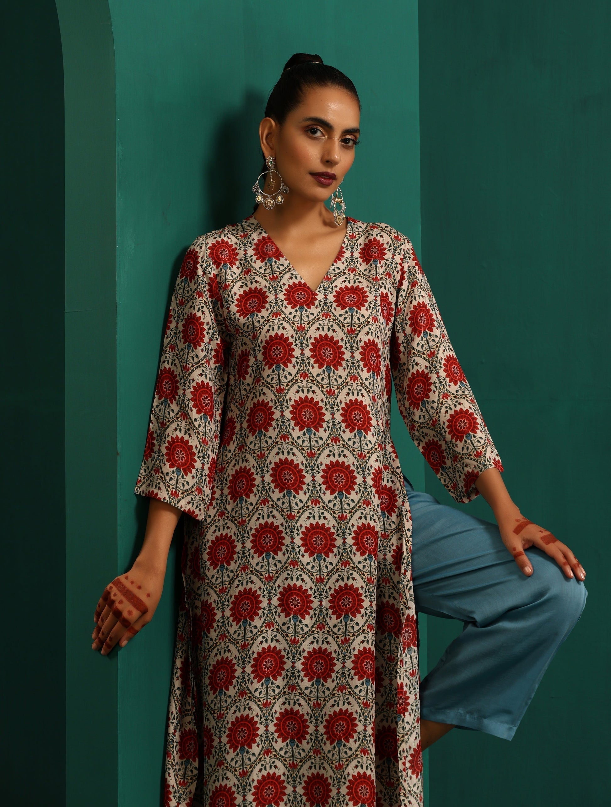 trueBrowns Ivory Red Circle Floral Muslin Silk Printed V-Neck Kurta Pant Set 