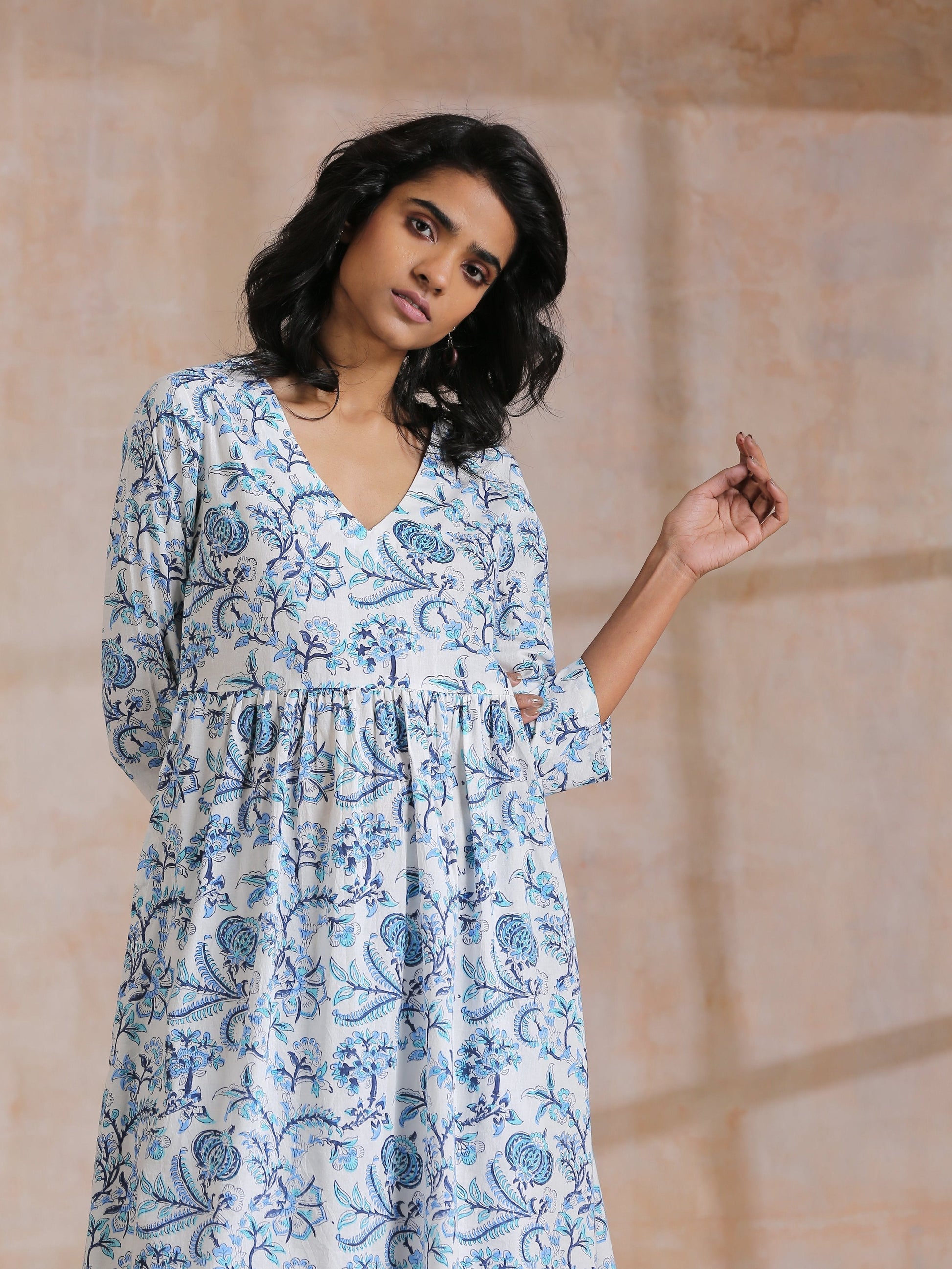 trueBrowns White With Overall Blue Print Cotton Slit Gathered Kurta Set 