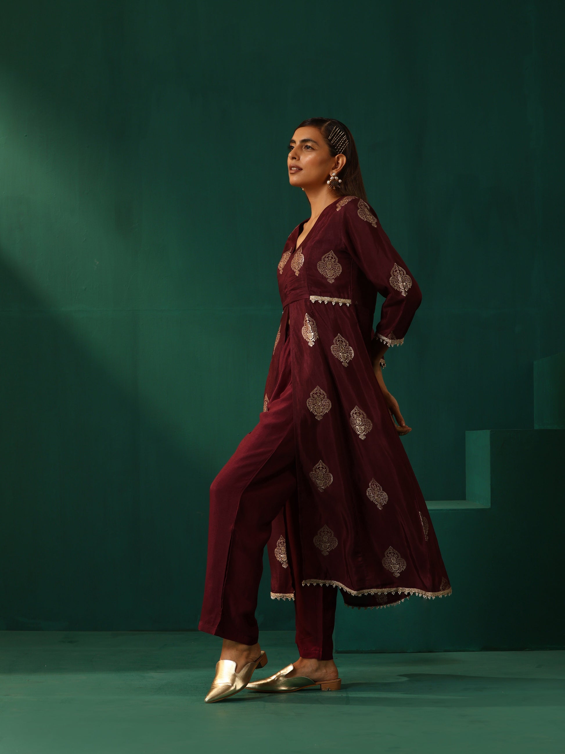 trueBrowns Wine Geometric Viscose Silk V-Neck Front Slit Kurta Pant Set 