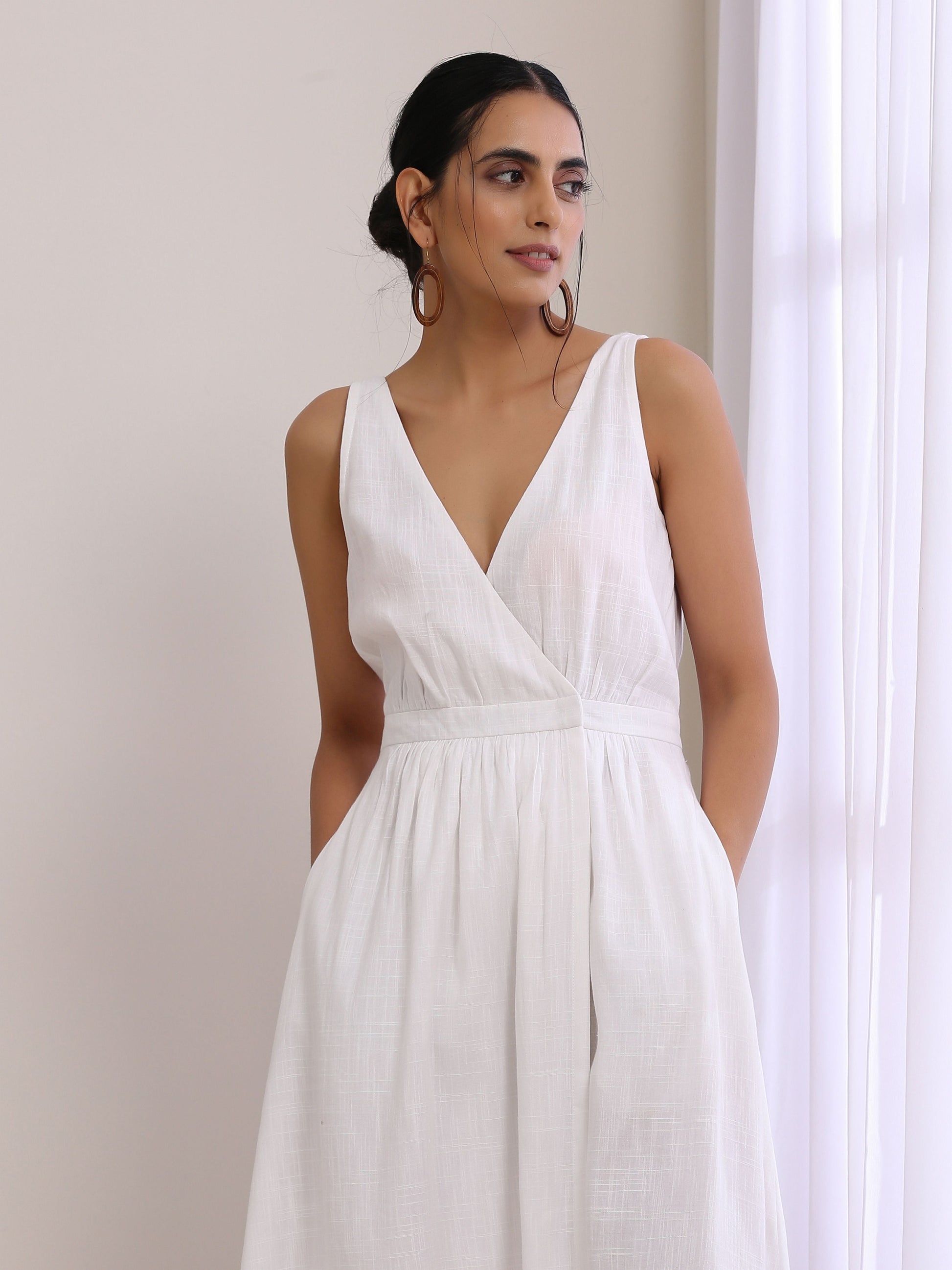 trueBrowns White Slub Texture Sleeveless Wrap Dress 