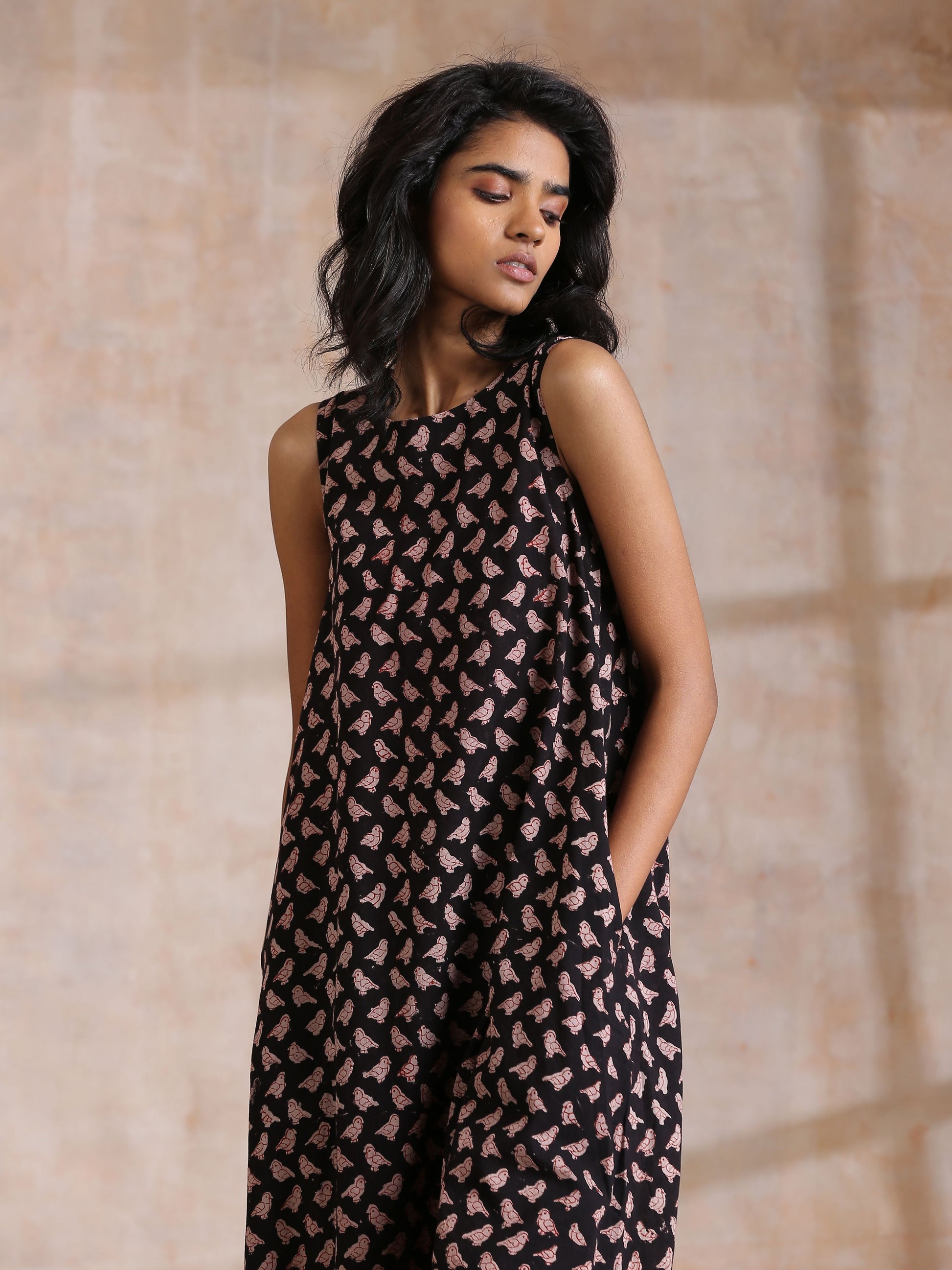 trueBrowns Black Bird Bagru Print Cotton Sleeveless Kurta Pant Set 