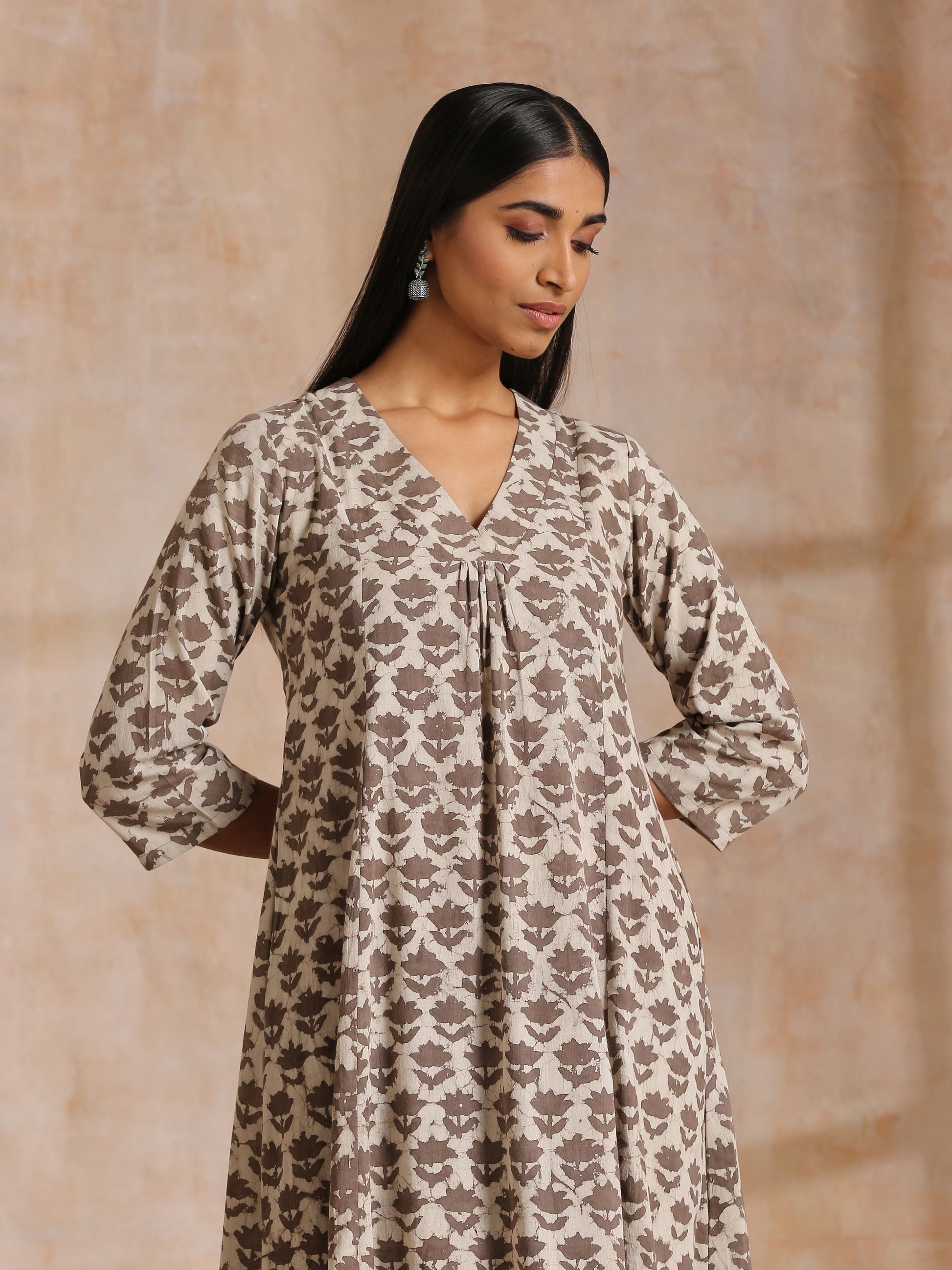 trueBrowns Clay Dabu Buta Print Cotton Front Neck Gathered Kurta Pant Set 