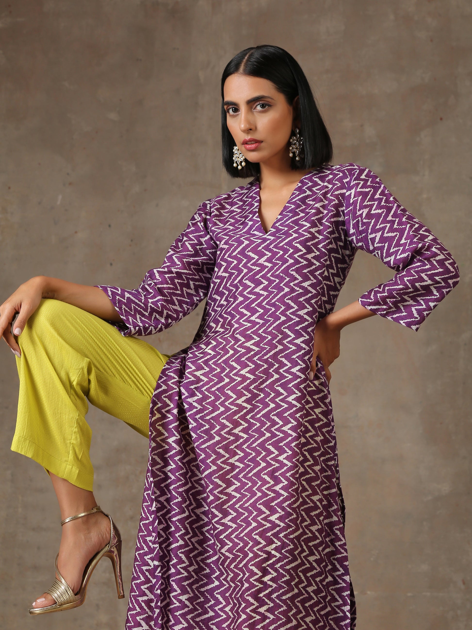 trueBrowns Purple White Lehariya Printed Silk kurta Pant Set 