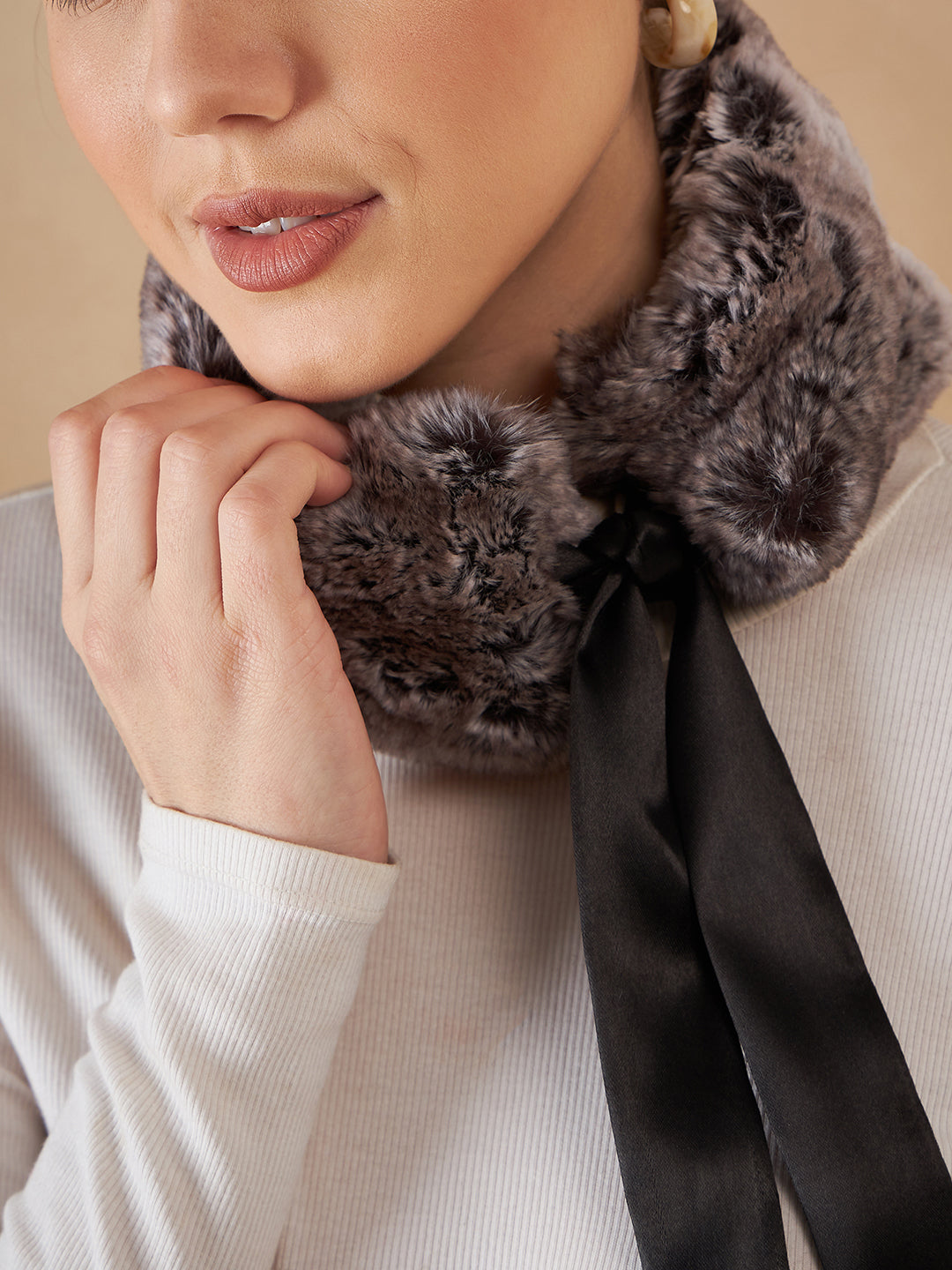 InWeave Women's Dark Grey Duble Shade Fur Neckpiece 