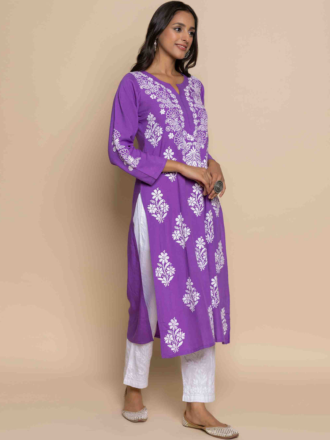 HOUSE OF KARI Floral Chikankari Embroidered Notched Round Neck Straight Kurta 