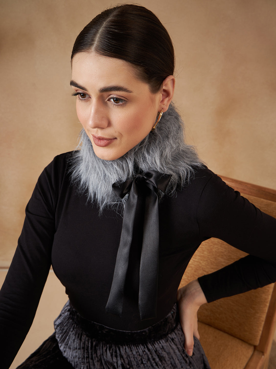 InWeave Women's Light Grey Fur Neckpiece 