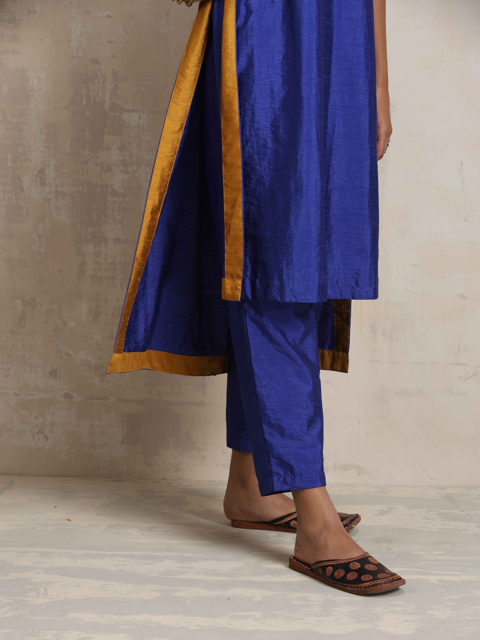 trueBrowns Blue Silk High Slit Kurta Set 