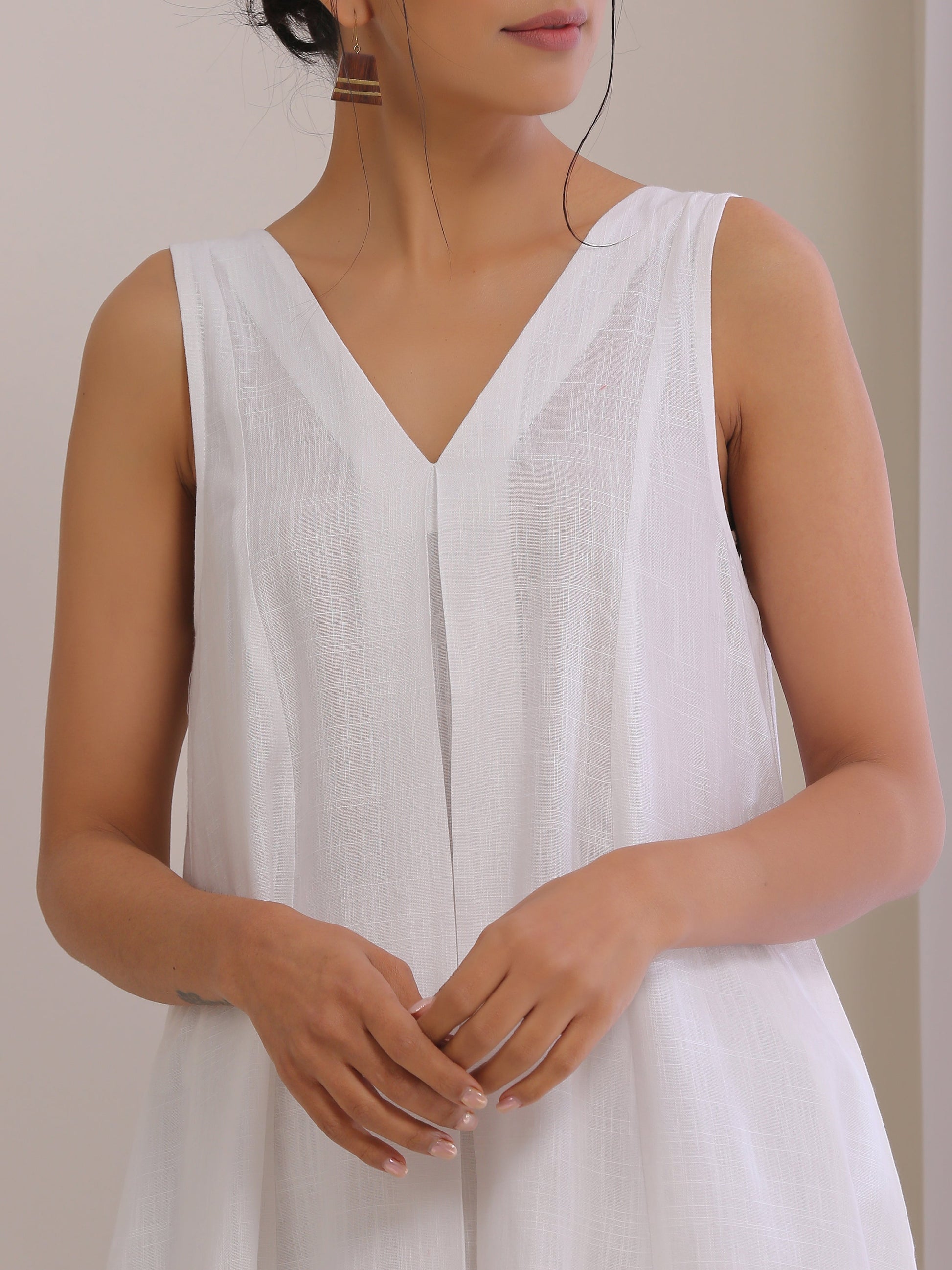 trueBrowns White Slub Texture Sleeveless Flared Kurta Pant Set 