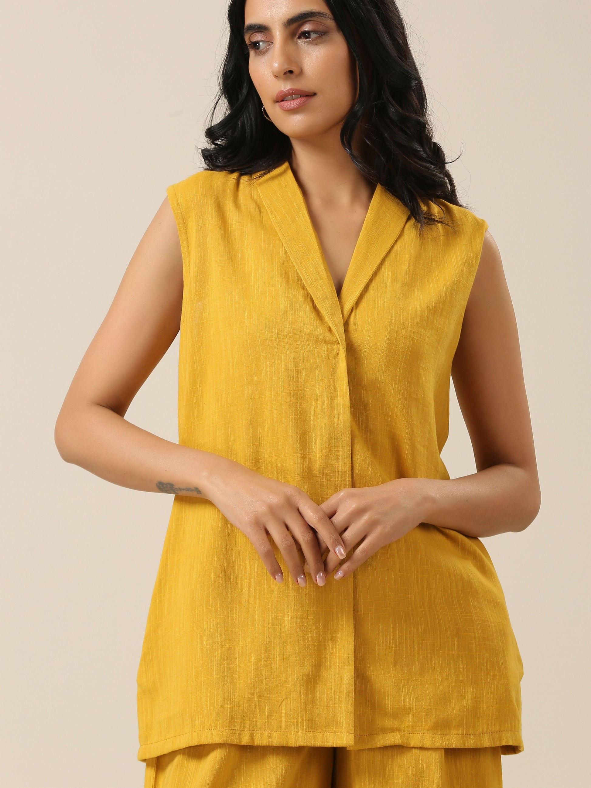 trueBrowns Mustard Yellow Slub Texture Sleevesless Jacket Pant Set 