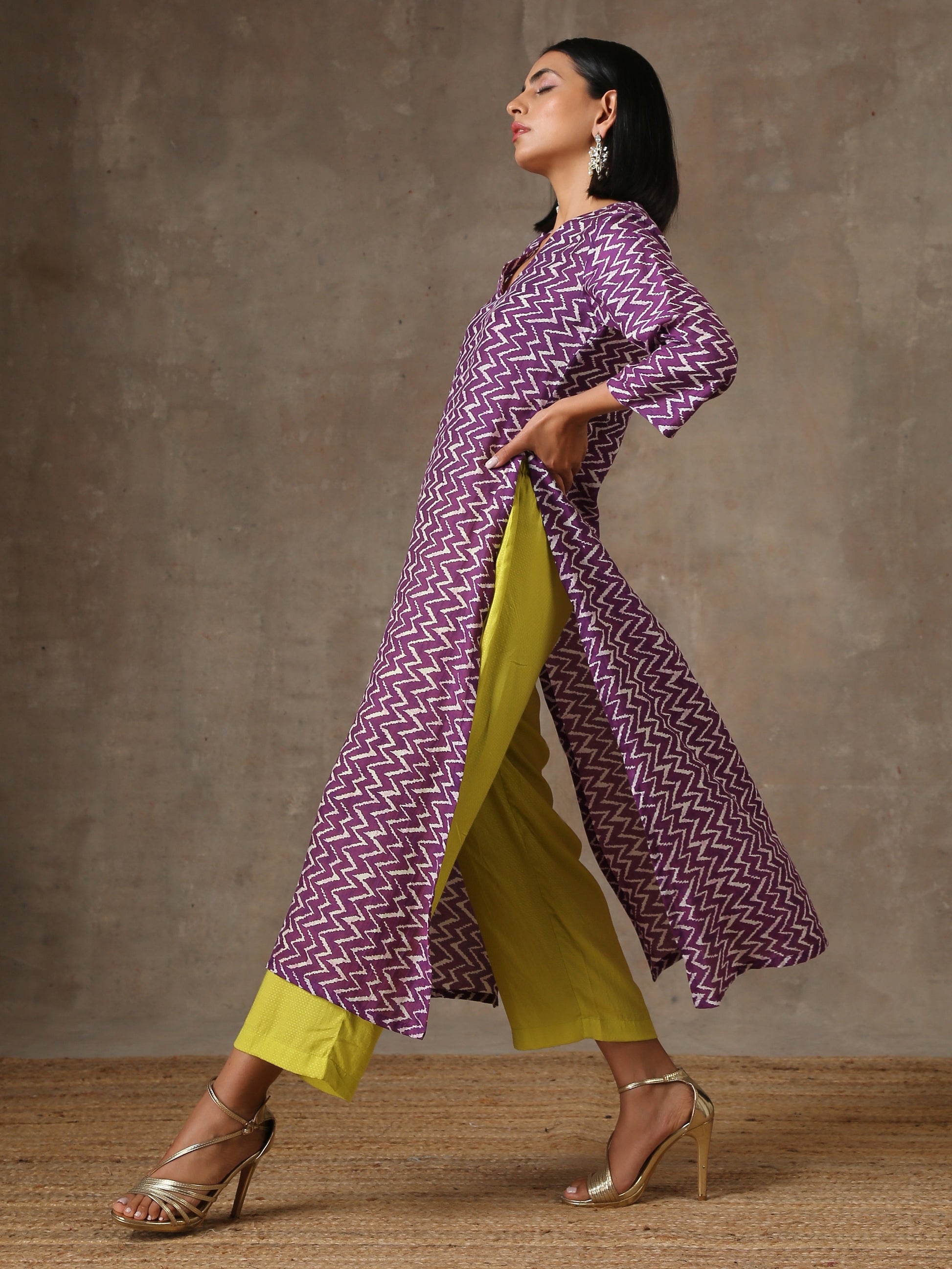 trueBrowns Purple White Lehariya Printed Silk kurta Pant Set 