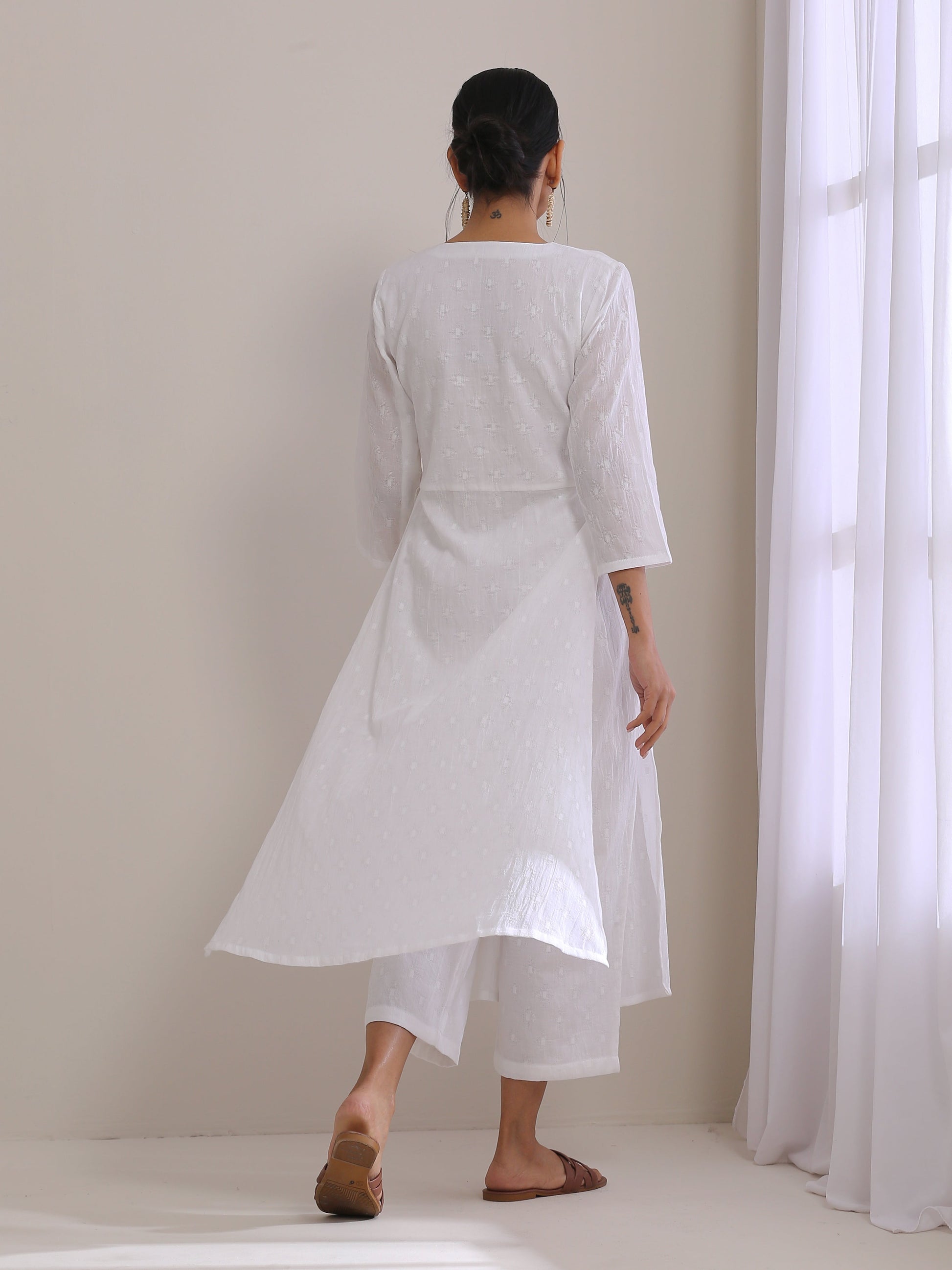 trueBrowns White Dobby High Slit Gathered Kurta Set 
