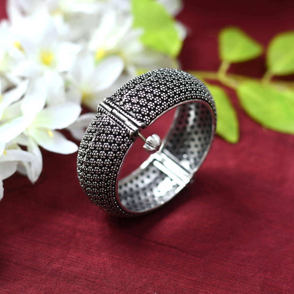 Mominos Fashion Kamal Johar Silver-Plated Screw Type Handcraft Bracelet