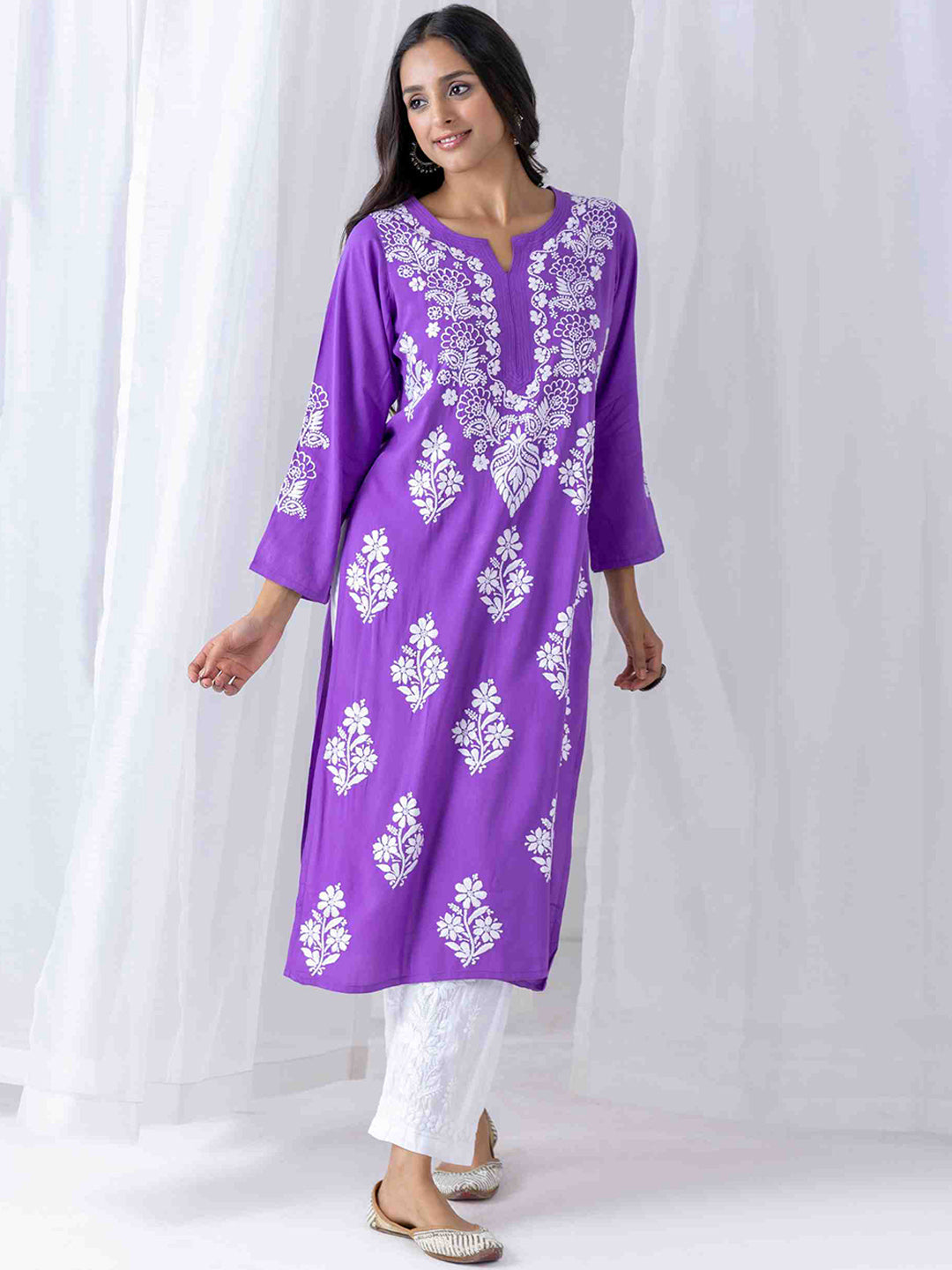 HOUSE OF KARI Floral Chikankari Embroidered Notched Round Neck Straight Kurta 