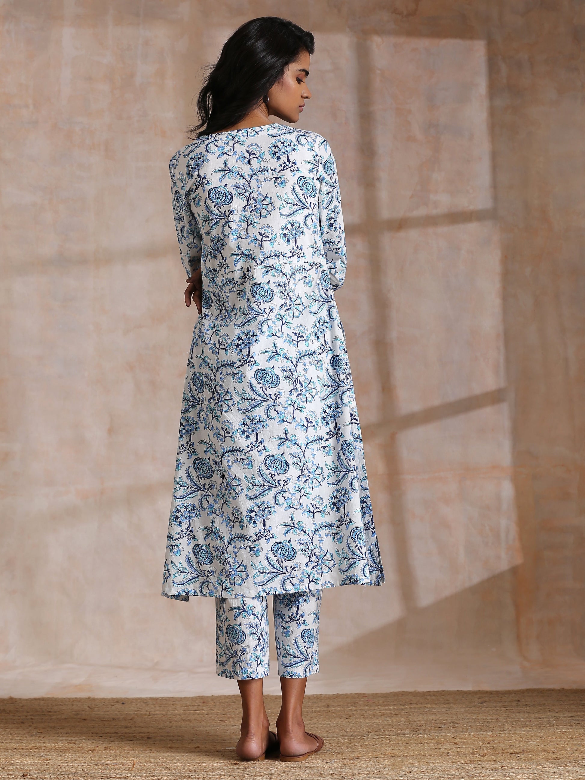 trueBrowns White With Overall Blue Print Cotton Slit Gathered Kurta Set 