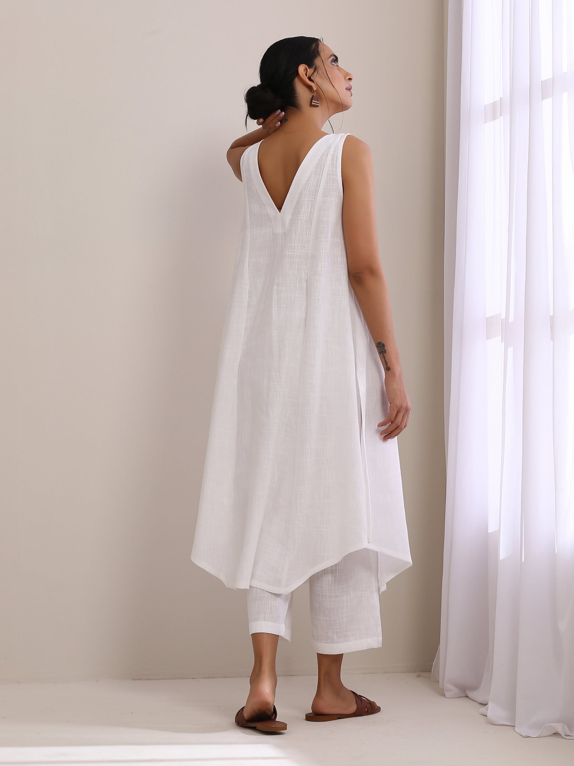 trueBrowns White Slub Texture Sleeveless Flared Kurta Pant Set 