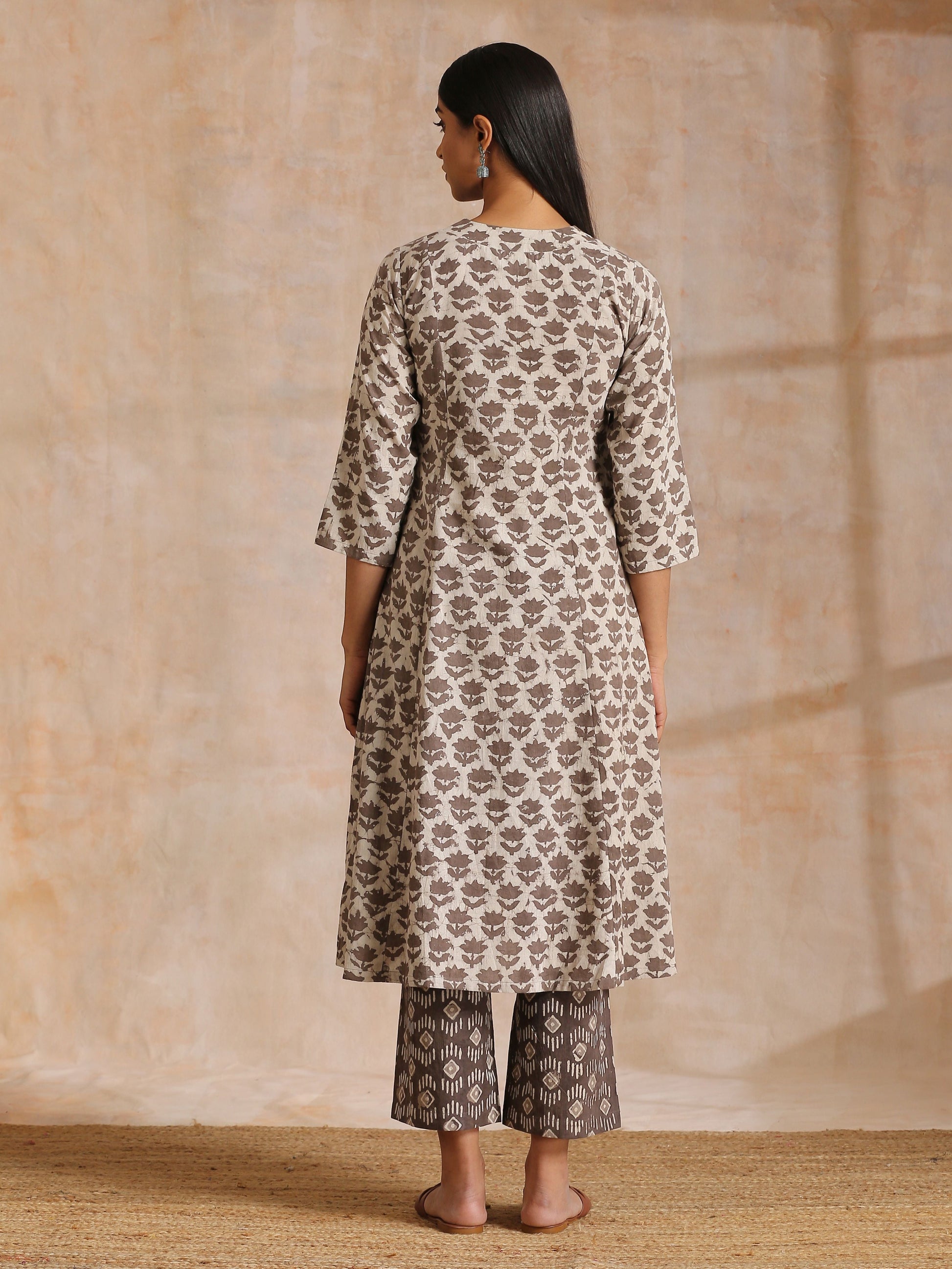 trueBrowns Clay Dabu Buta Print Cotton Front Neck Gathered Kurta Pant Set 