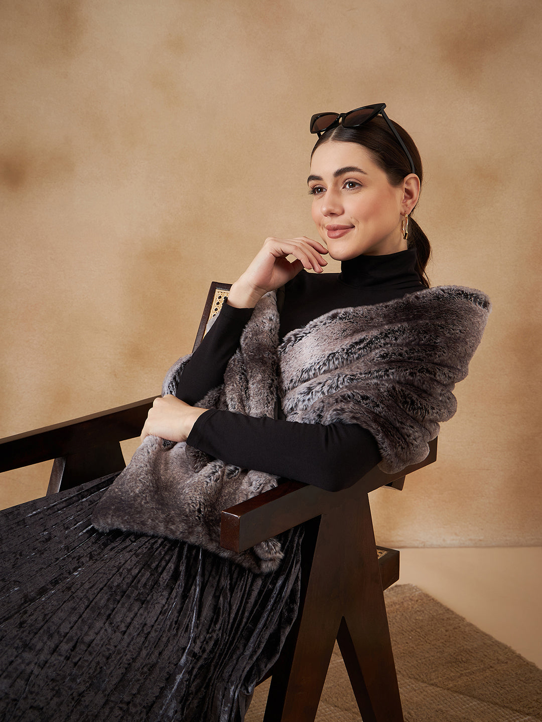InWeave Women's Dark Grey Duble Shade Long Faux Fur Cape 