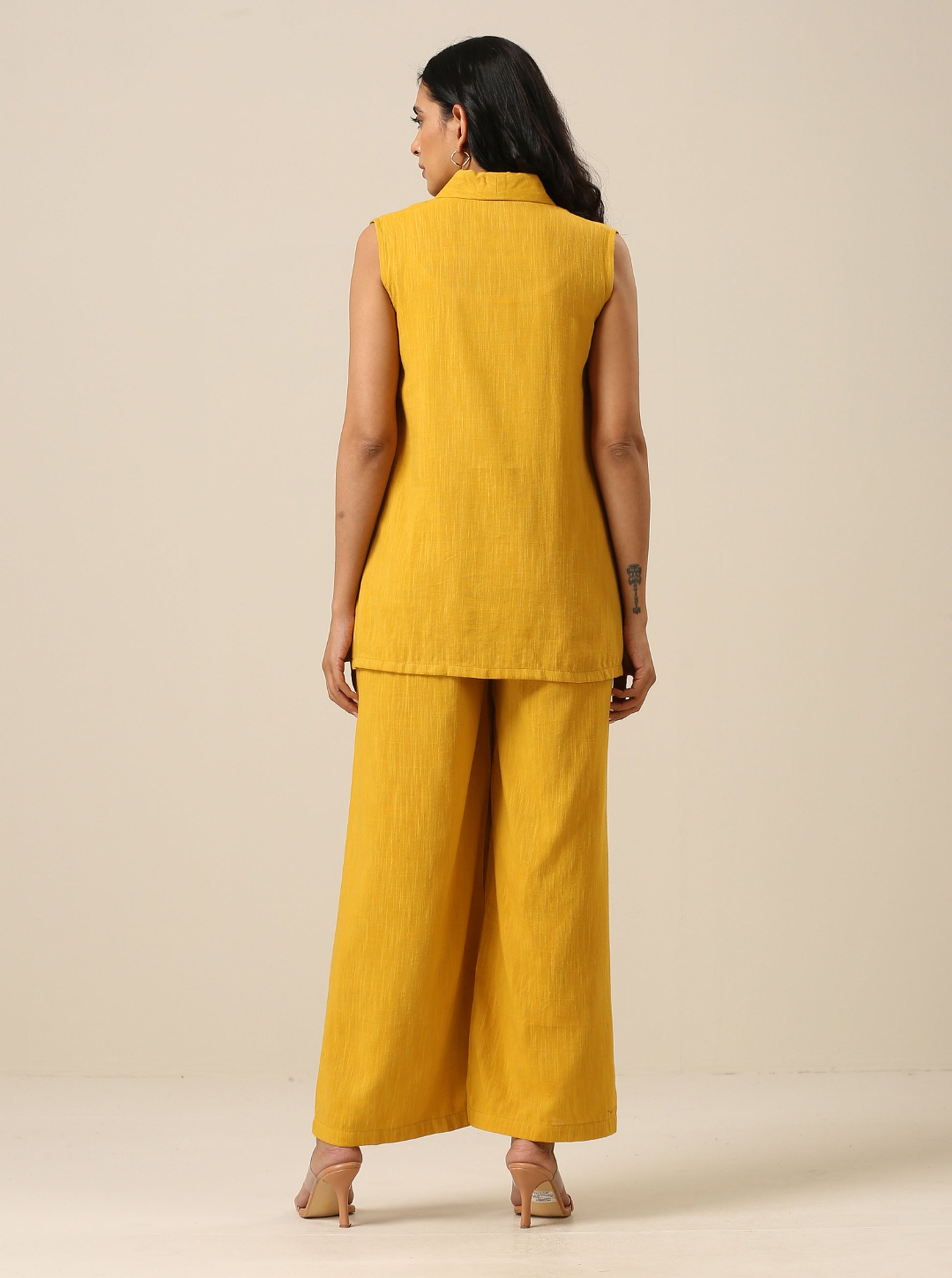 trueBrowns Mustard Yellow Slub Texture Sleevesless Jacket Pant Set 