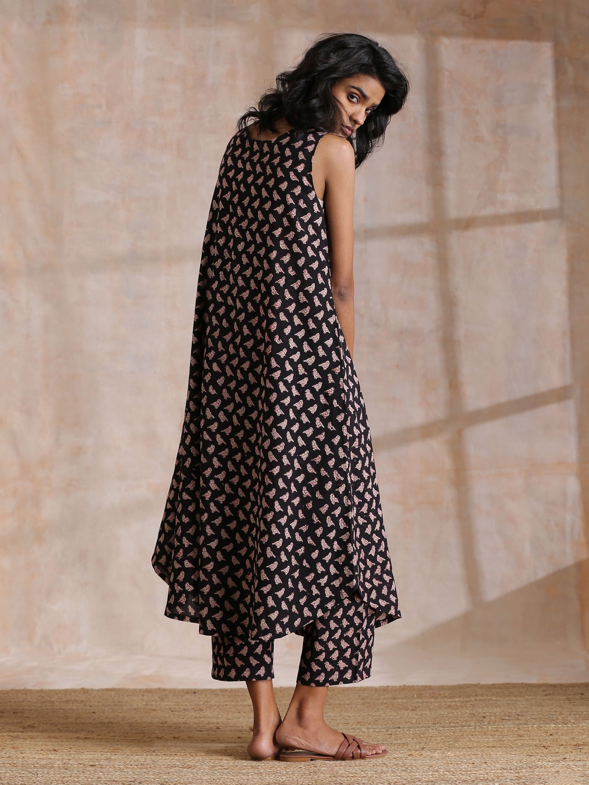 trueBrowns Black Bird Bagru Print Cotton Sleeveless Kurta Pant Set 