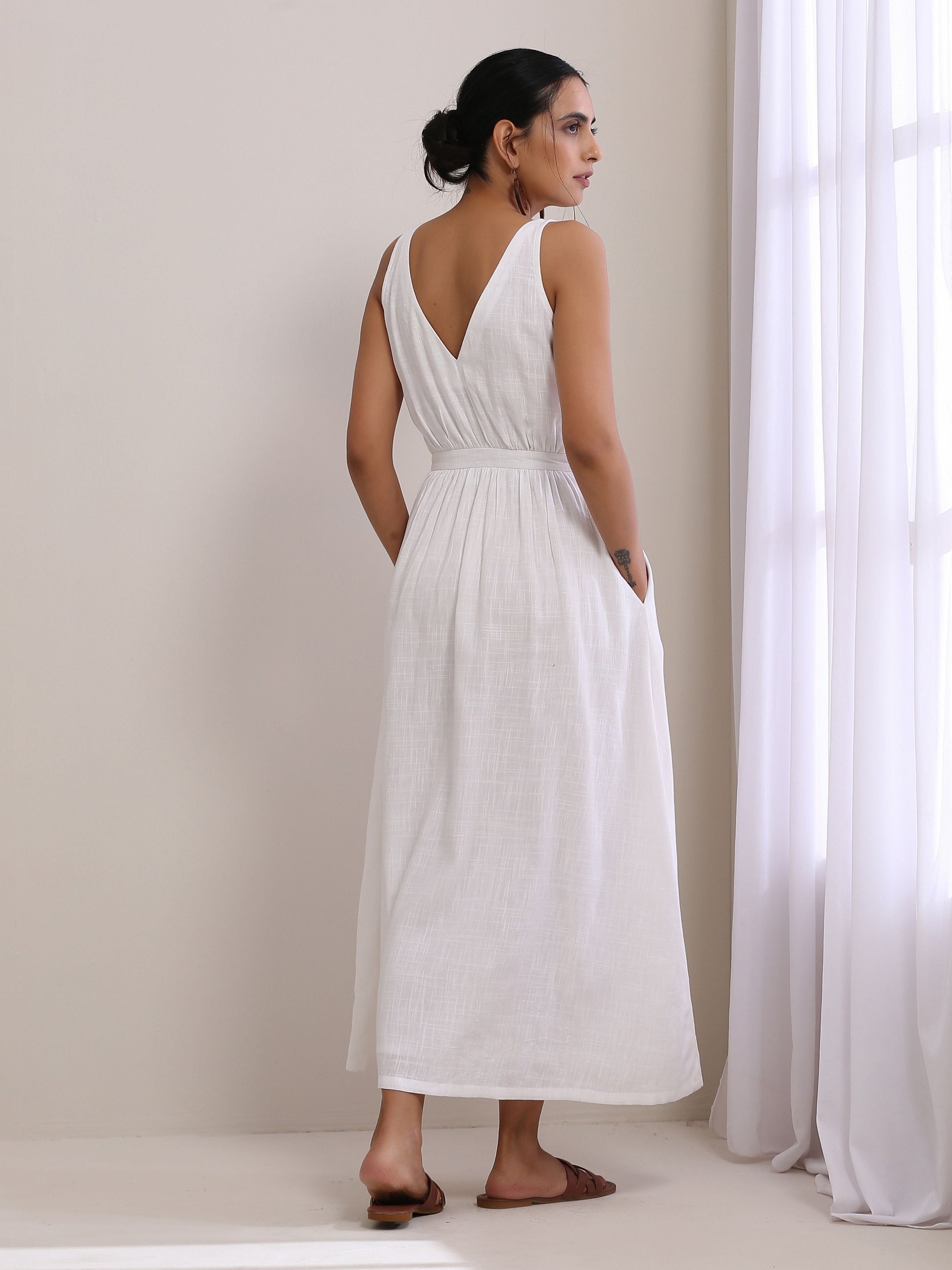trueBrowns White Slub Texture Sleeveless Wrap Dress 