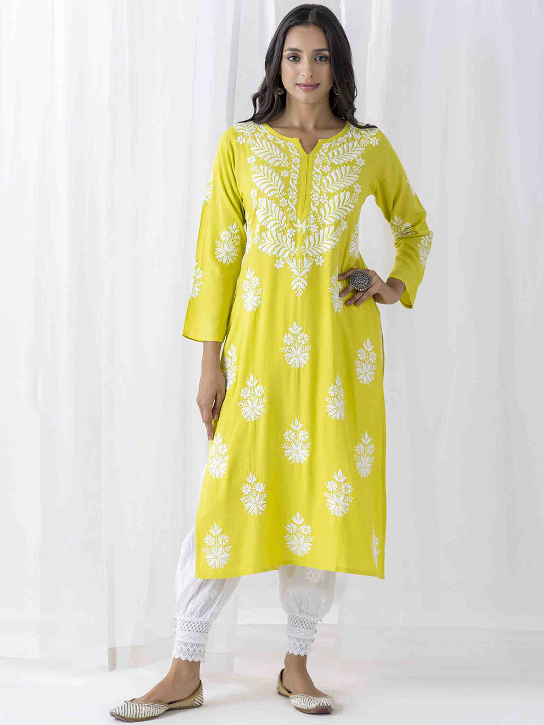 HOUSE OF KARI Floral Embroidered Chikankari Straight Kurta 