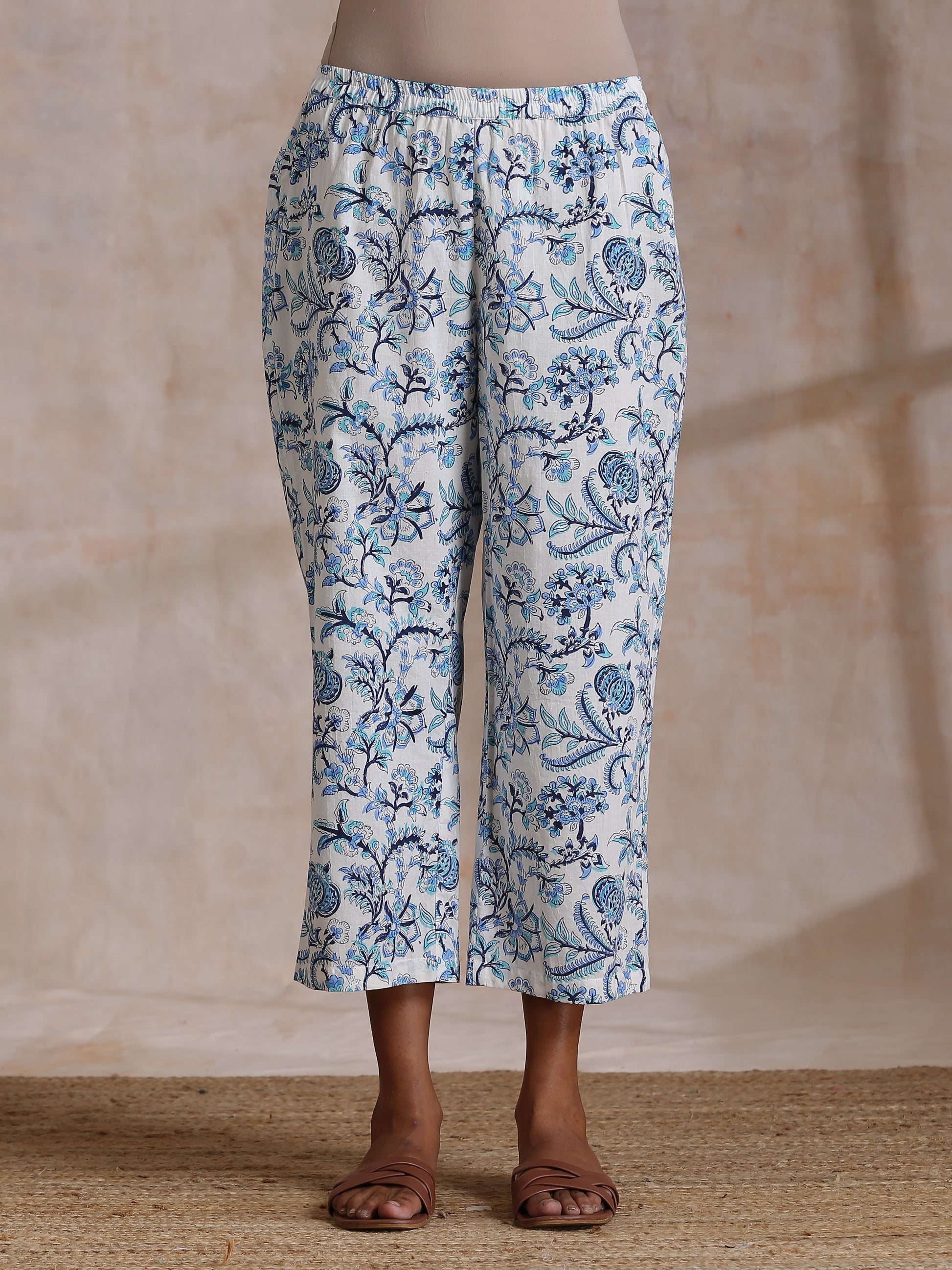 trueBrowns White With Overall Blue Print Cotton Slit Gathered Kurta Set 