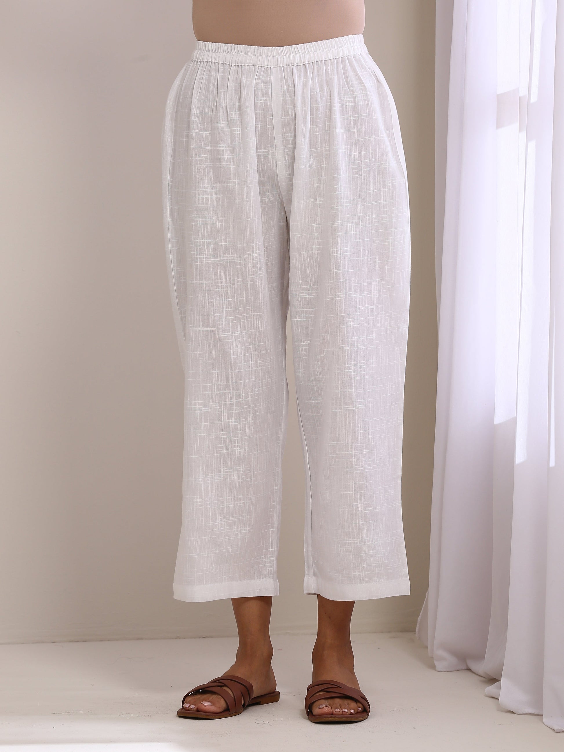 trueBrowns White Slub Texture Sleeveless Flared Kurta Pant Set 