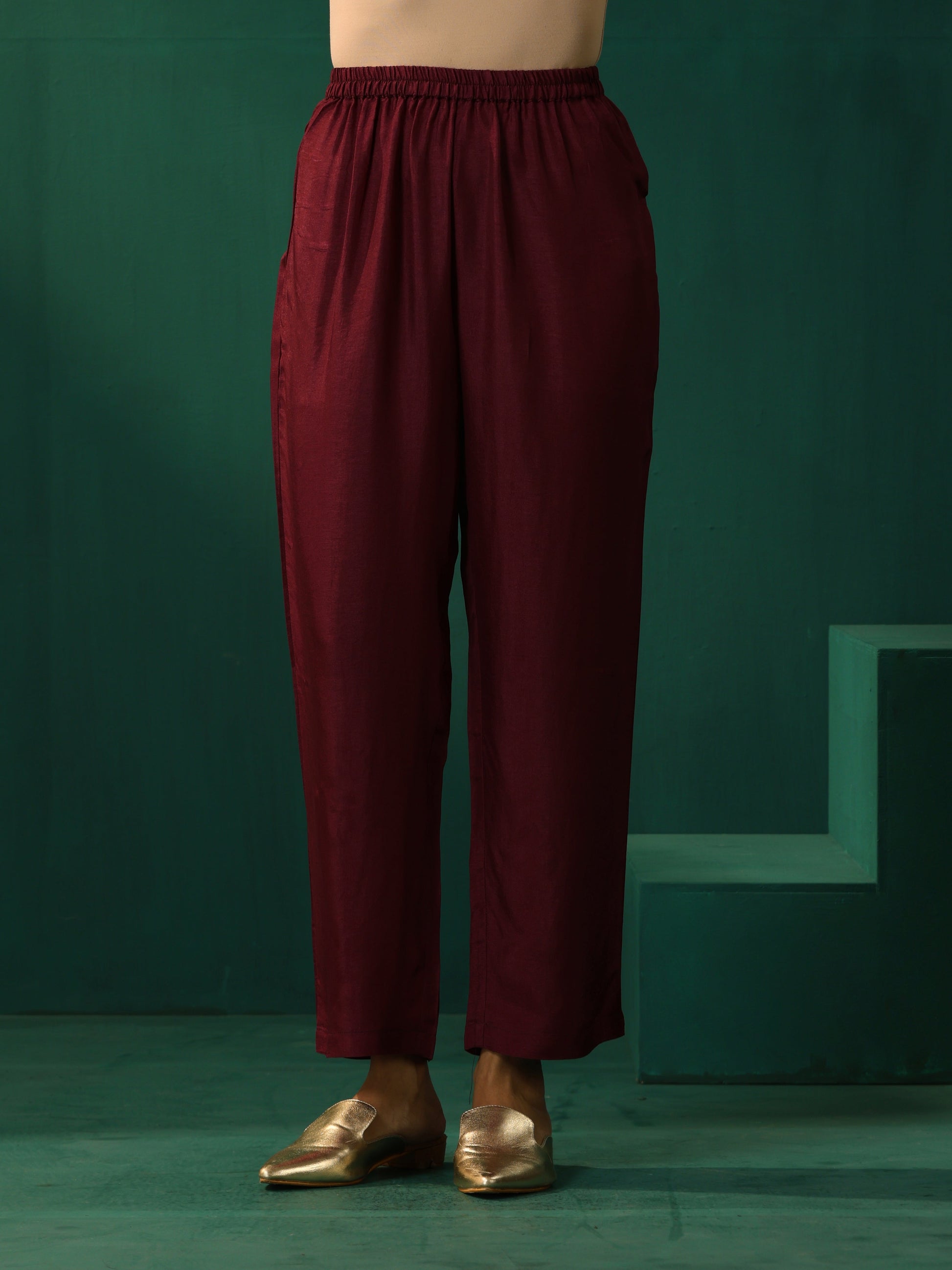 trueBrowns Wine Geometric Viscose Silk V-Neck Front Slit Kurta Pant Set 