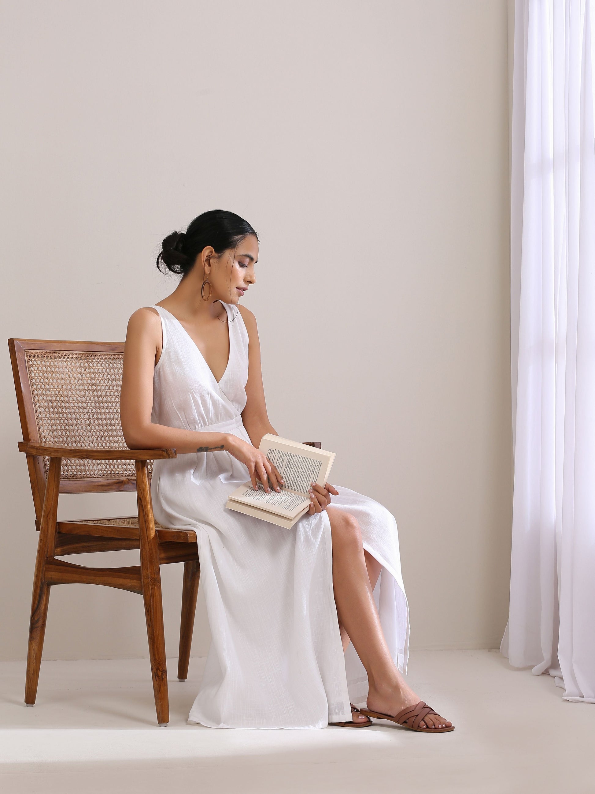 trueBrowns White Slub Texture Sleeveless Wrap Dress 