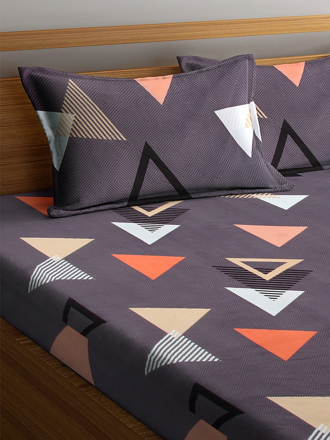 KLOTTHE Purple Geometric 210 TC Cotton Bedsheet with Pillow Covers 