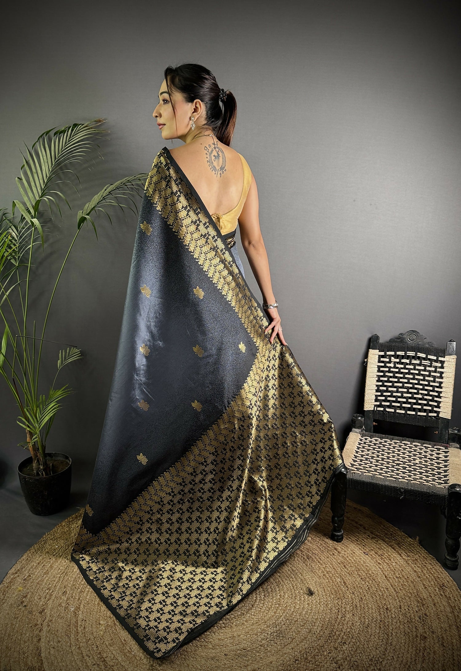 Joban Fashion Grey Handloom Silk Ikkat Saree