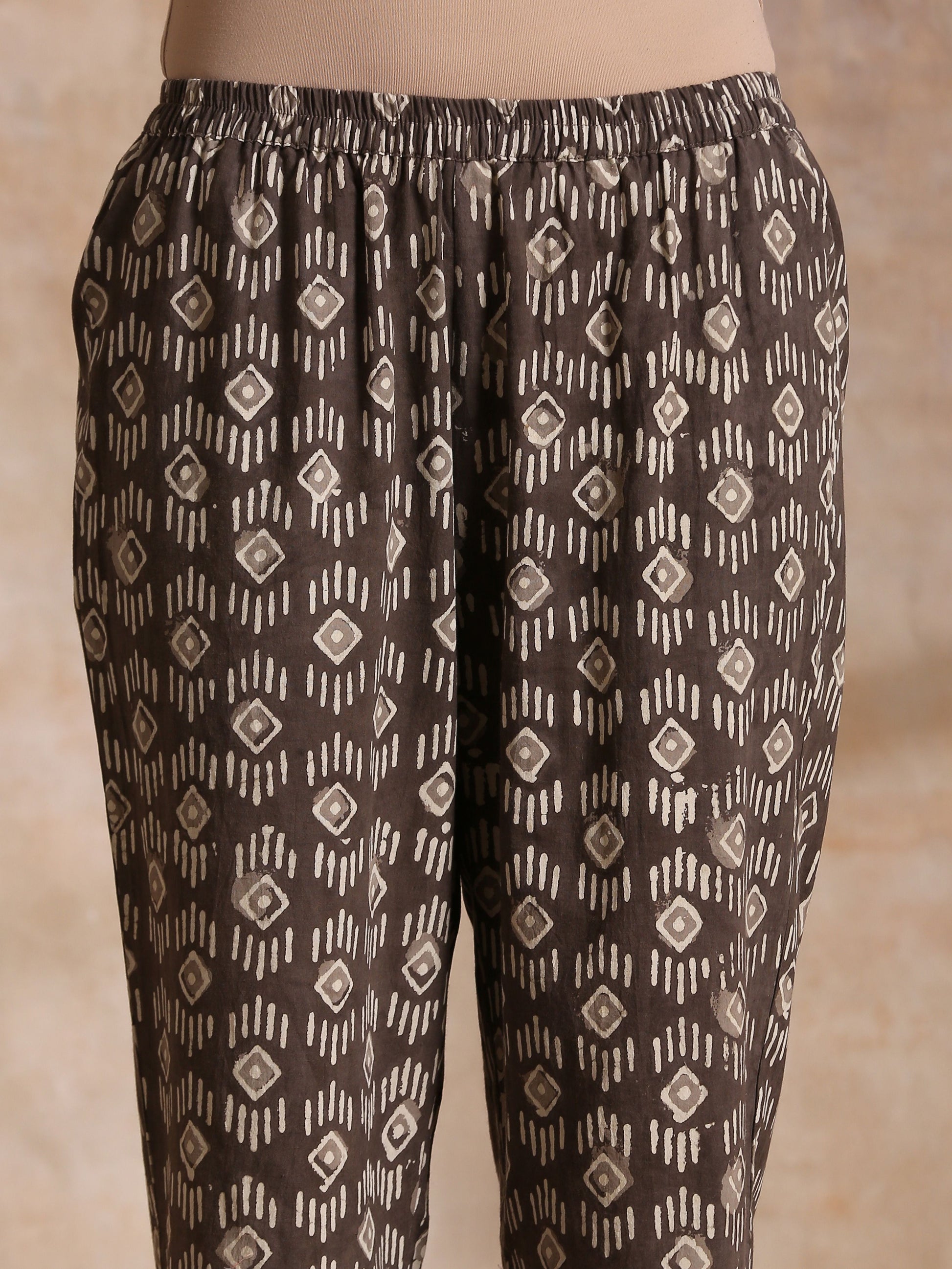 trueBrowns Clay Dabu Buta Print Cotton Front Neck Gathered Kurta Pant Set 