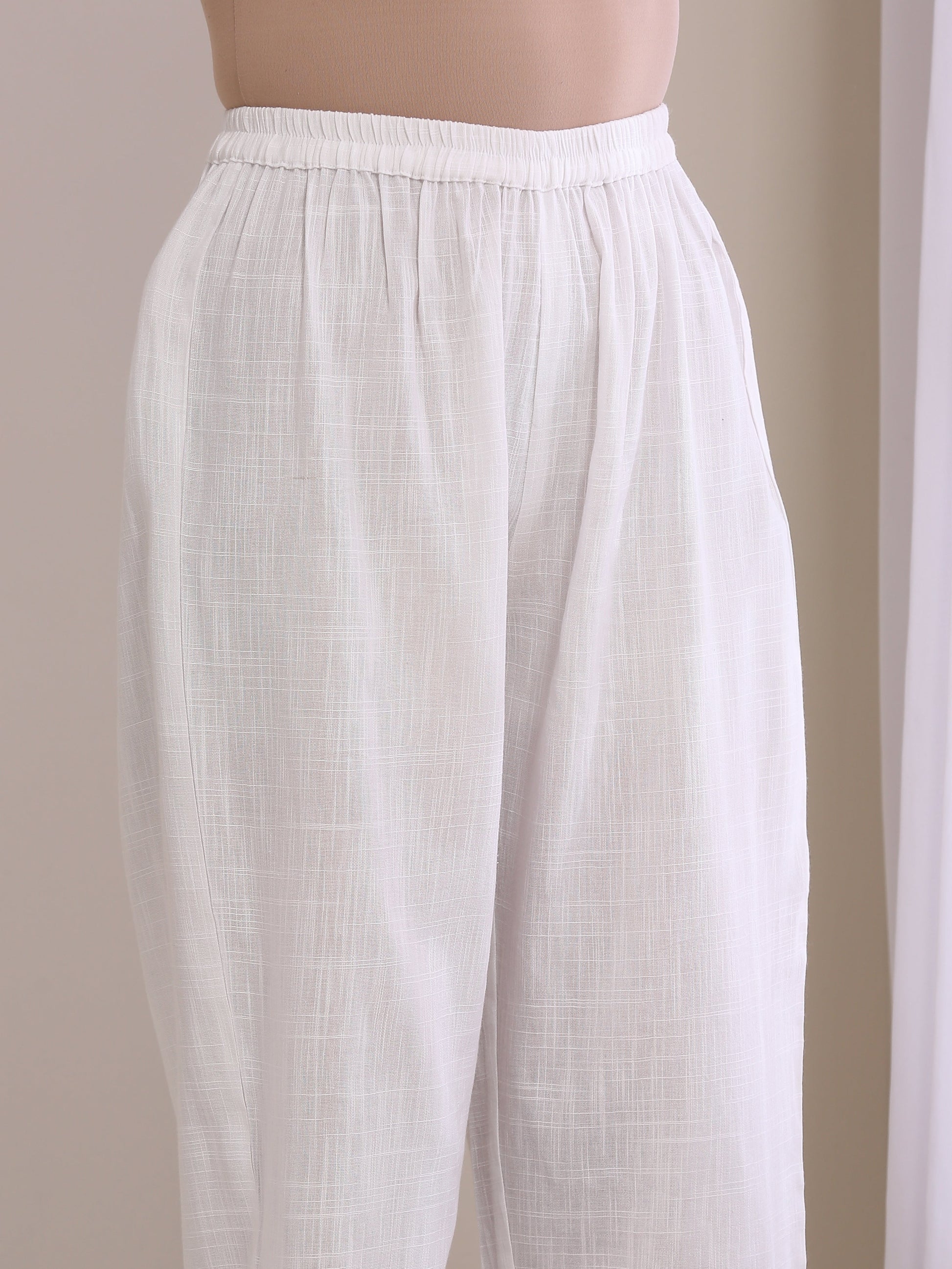 trueBrowns White Slub Texture Sleeveless Flared Kurta Pant Set 