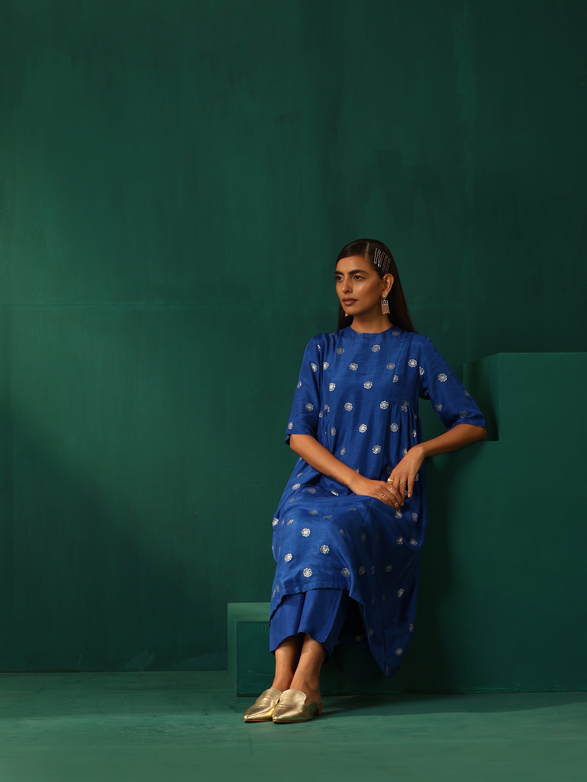 trueBrowns Royal Blue Geometric Floral Viscose Silk Side Gathered Kurta Pant Set 