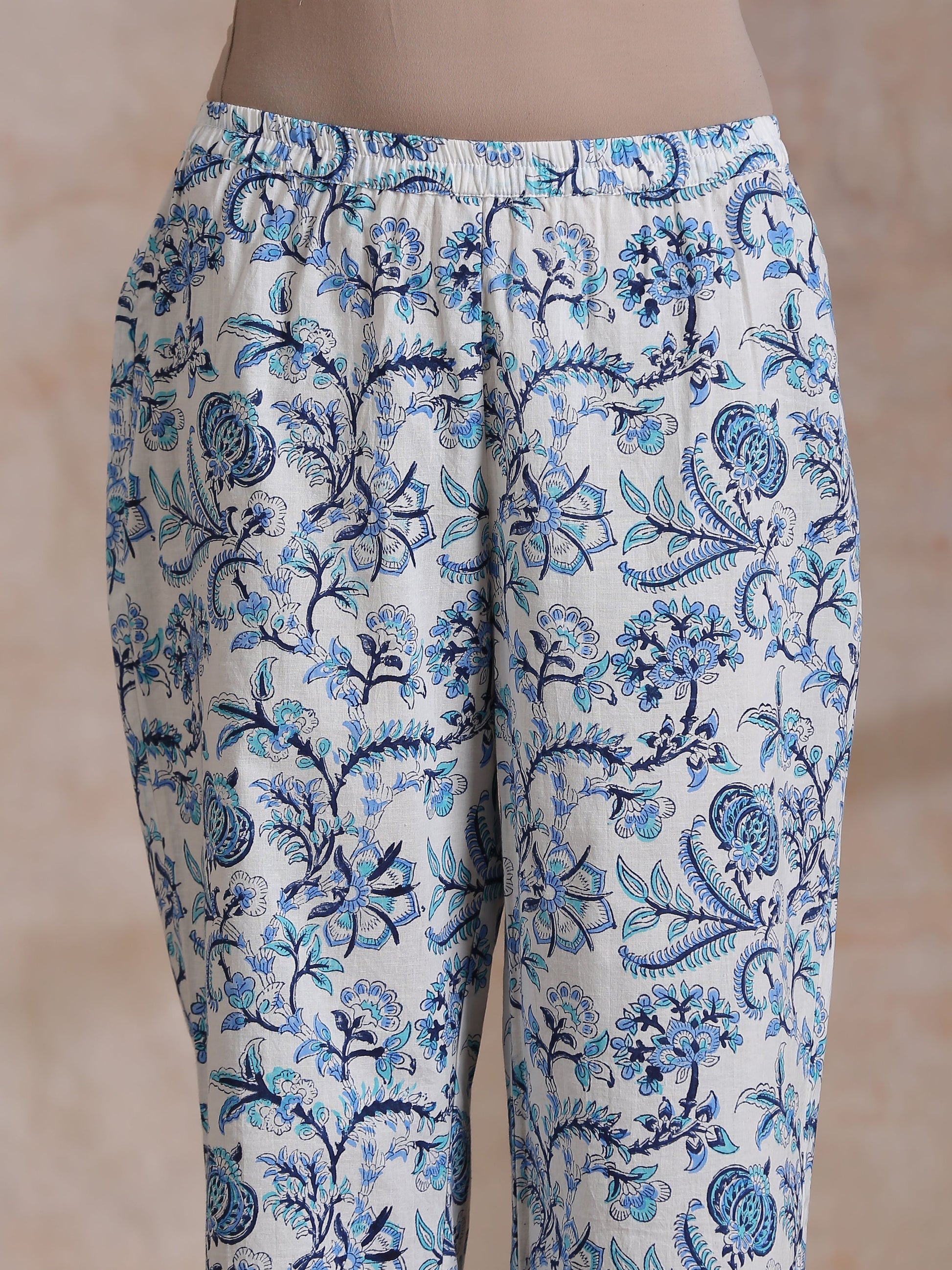 trueBrowns White With Overall Blue Print Cotton Slit Gathered Kurta Set 