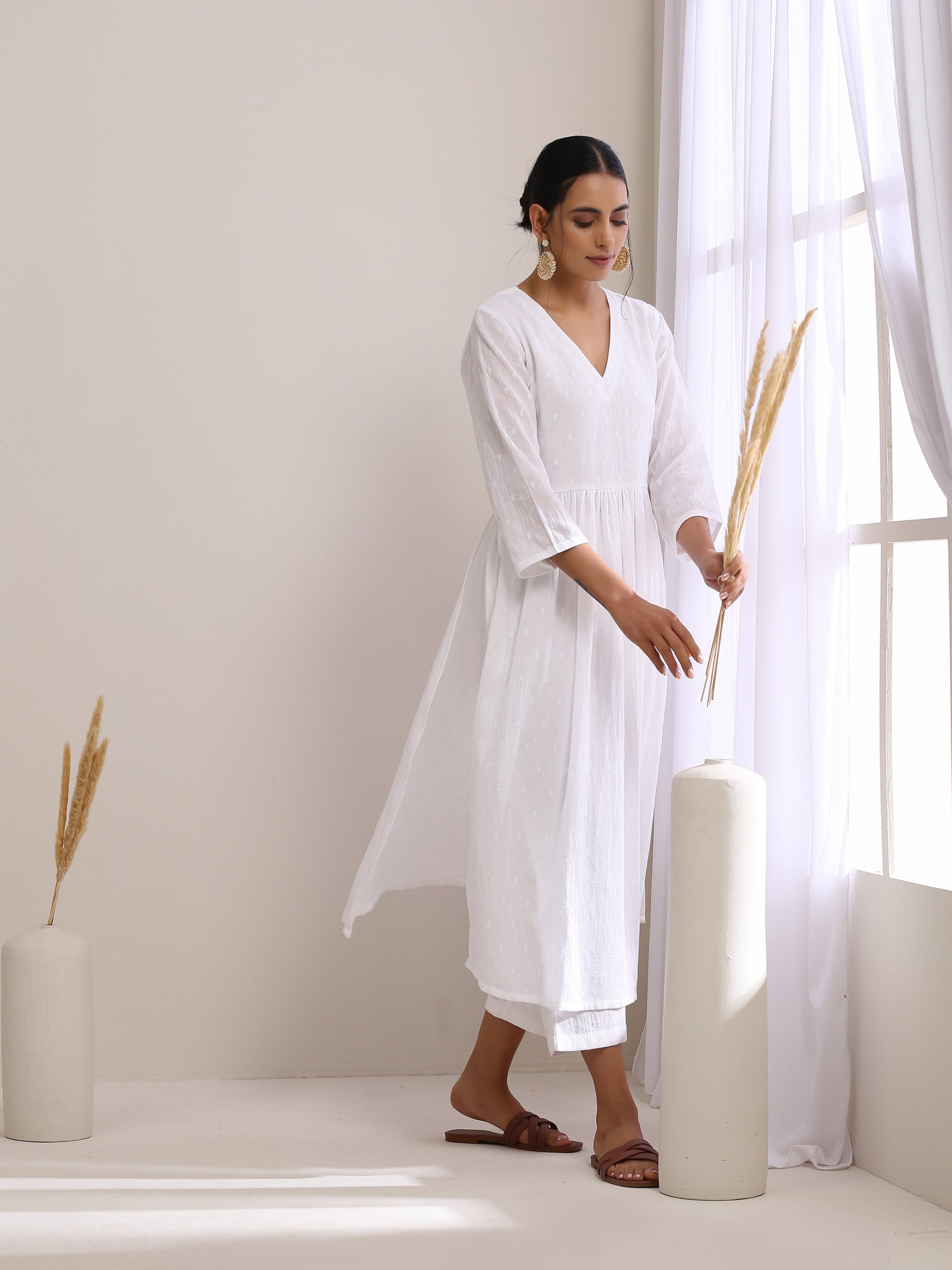 trueBrowns White Dobby High Slit Gathered Kurta Set 