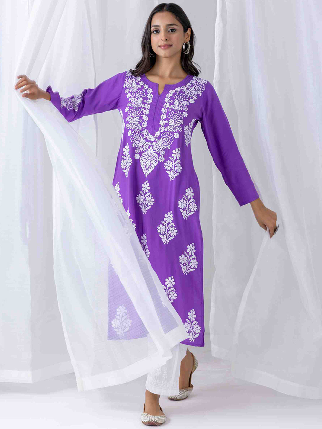 HOUSE OF KARI Floral Chikankari Embroidered Notched Round Neck Straight Kurta 