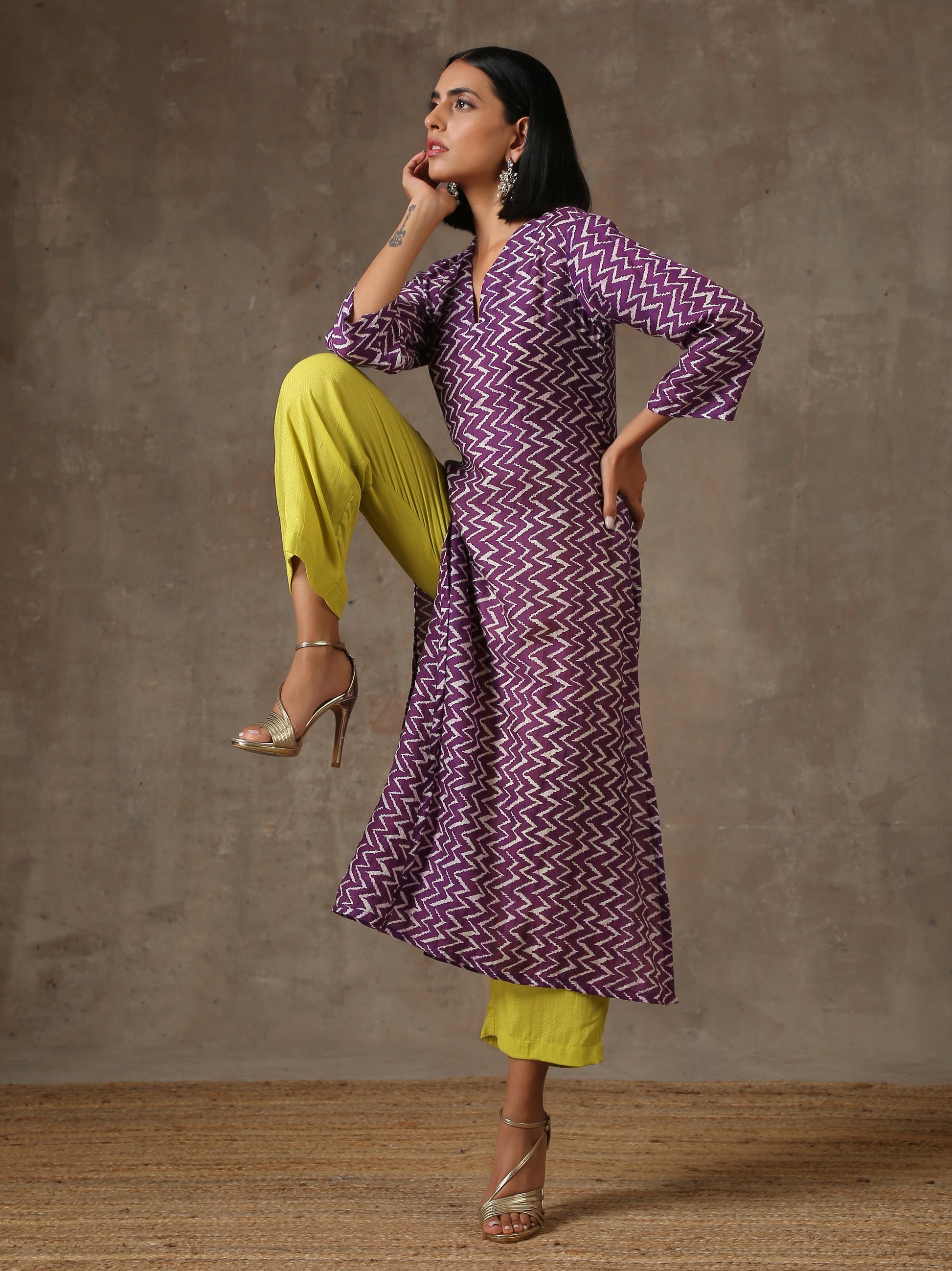 trueBrowns Purple White Lehariya Printed Silk kurta Pant Set 