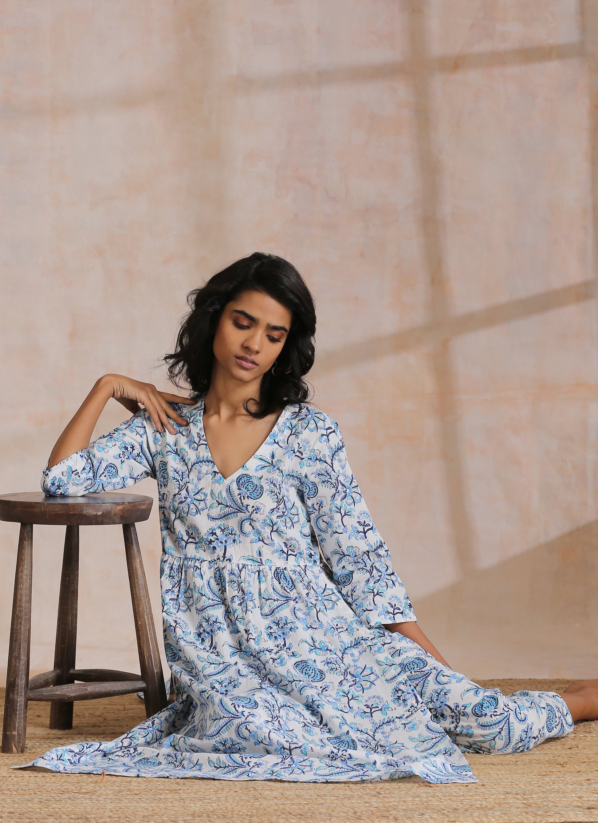 trueBrowns White With Overall Blue Print Cotton Slit Gathered Kurta Set 
