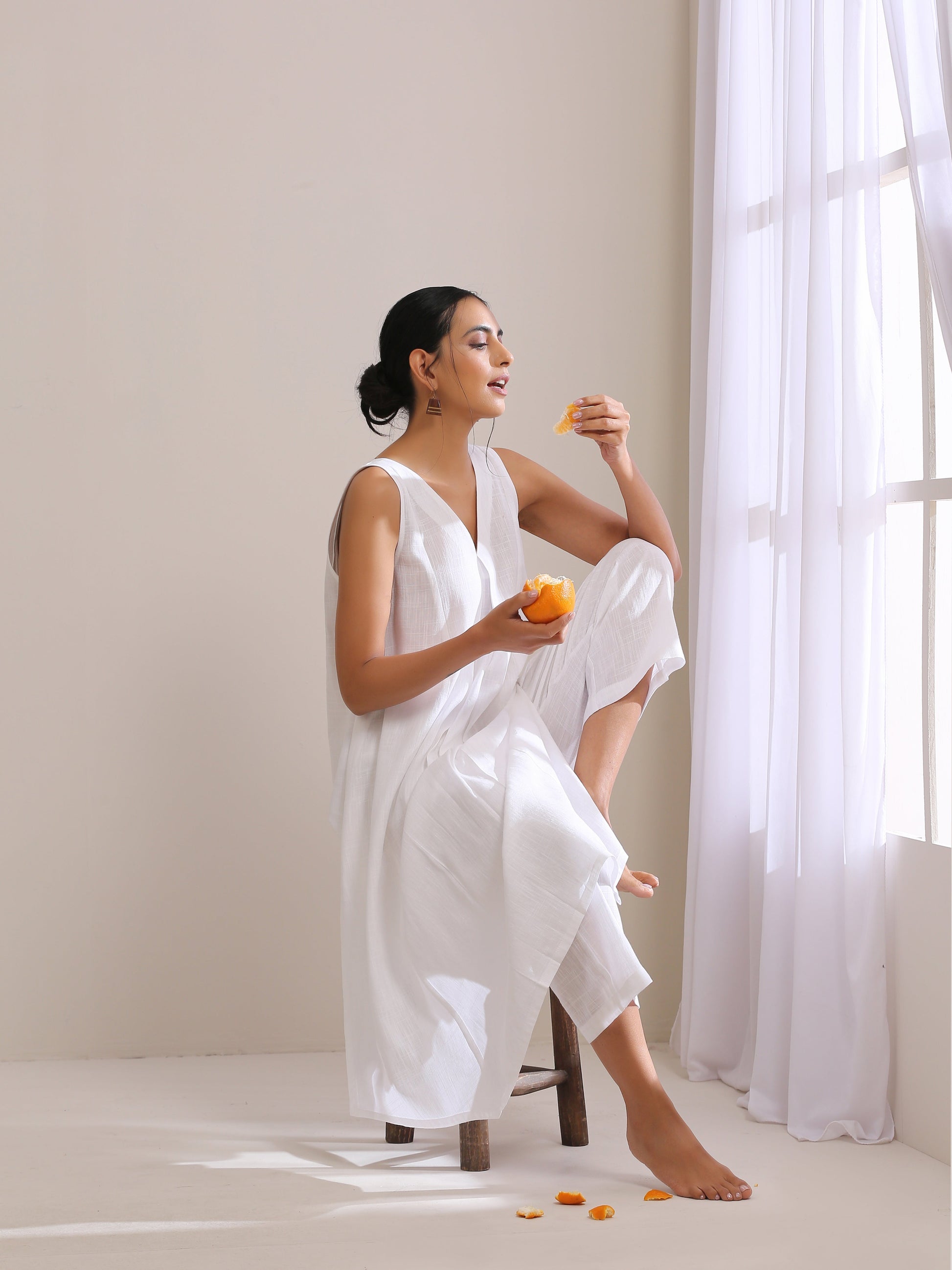 trueBrowns White Slub Texture Sleeveless Flared Kurta Pant Set 