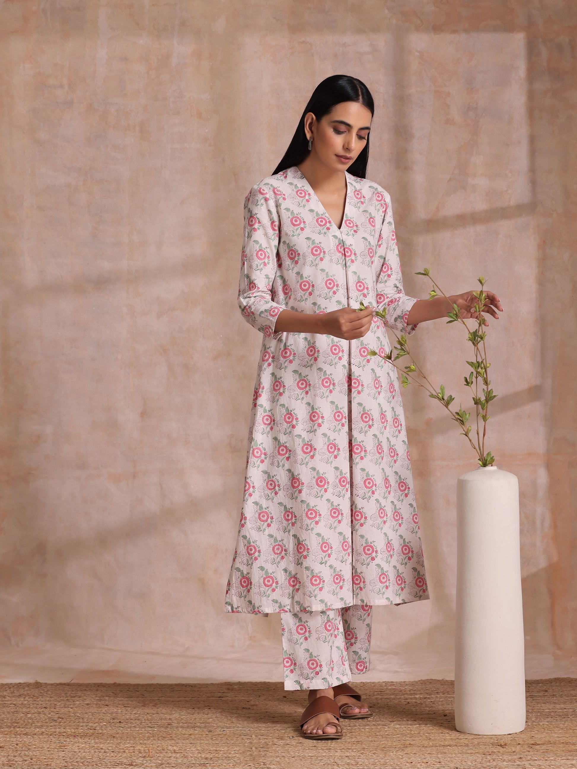 trueBrowns Pink Green Buta On White Block Print Cotton Slit Kurta Pant Set 