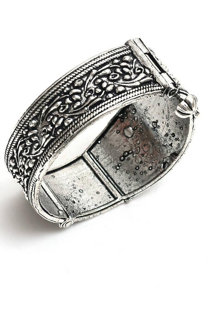 Mominos Fashion Kamal Johar Oxidised Silver-Plated Screw Type Handcraft Bracelet 