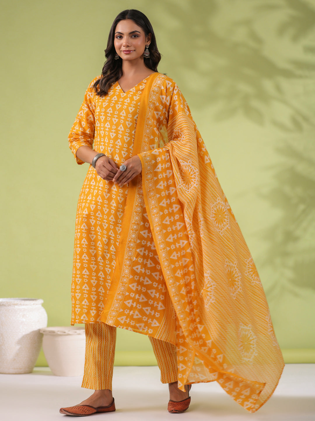 Janasya Regular Poly Cotton Mustard Gemometric V-Neck Kurta Set 