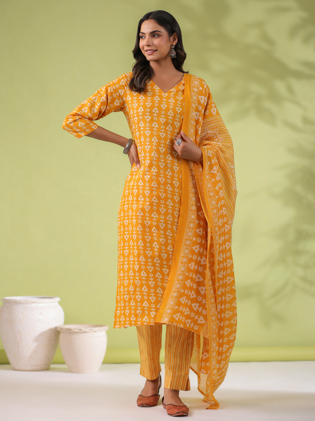 Janasya Regular Poly Cotton Mustard Gemometric V-Neck Kurta Set 
