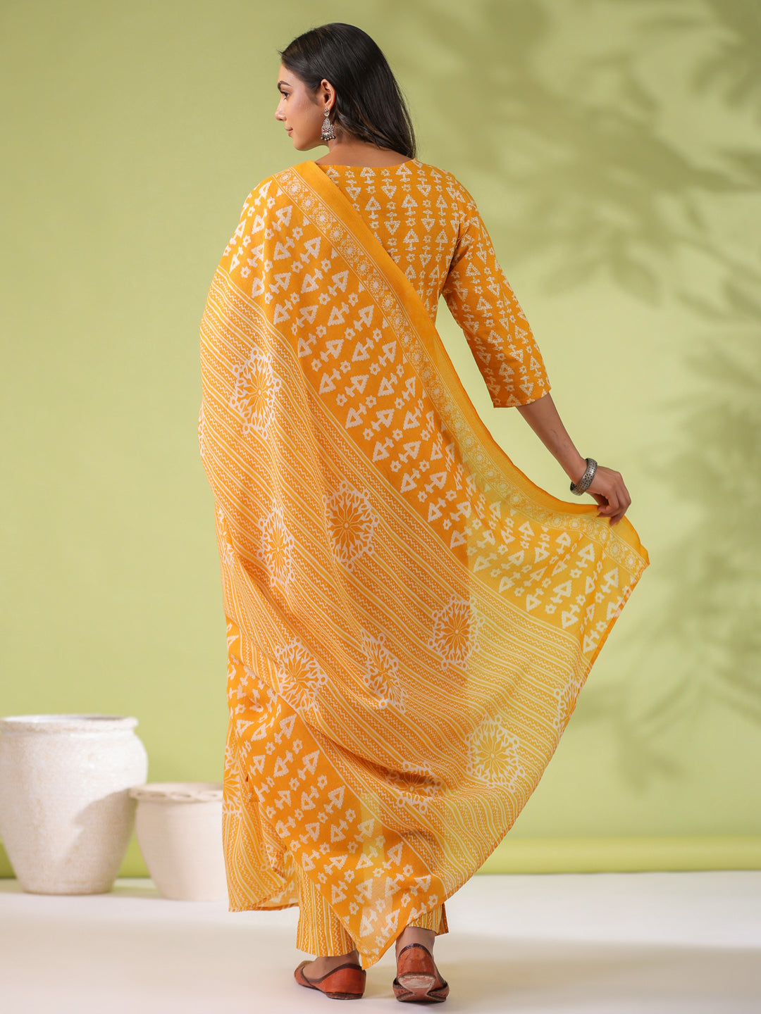 Janasya Regular Poly Cotton Mustard Gemometric V-Neck Kurta Set 
