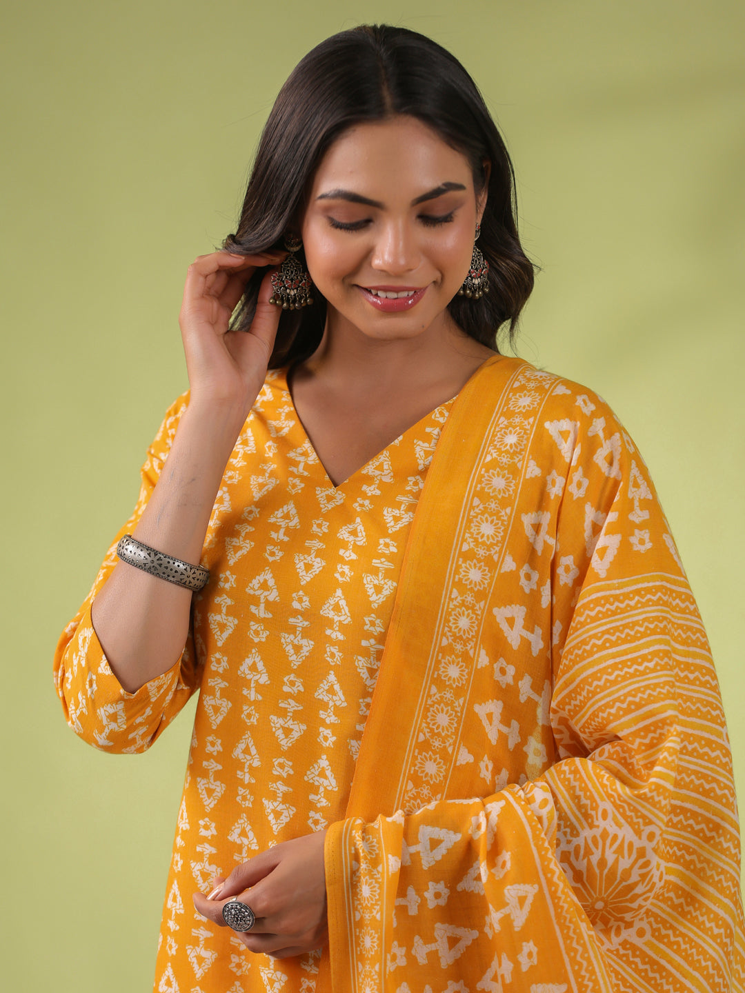 Janasya Regular Poly Cotton Mustard Gemometric V-Neck Kurta Set 