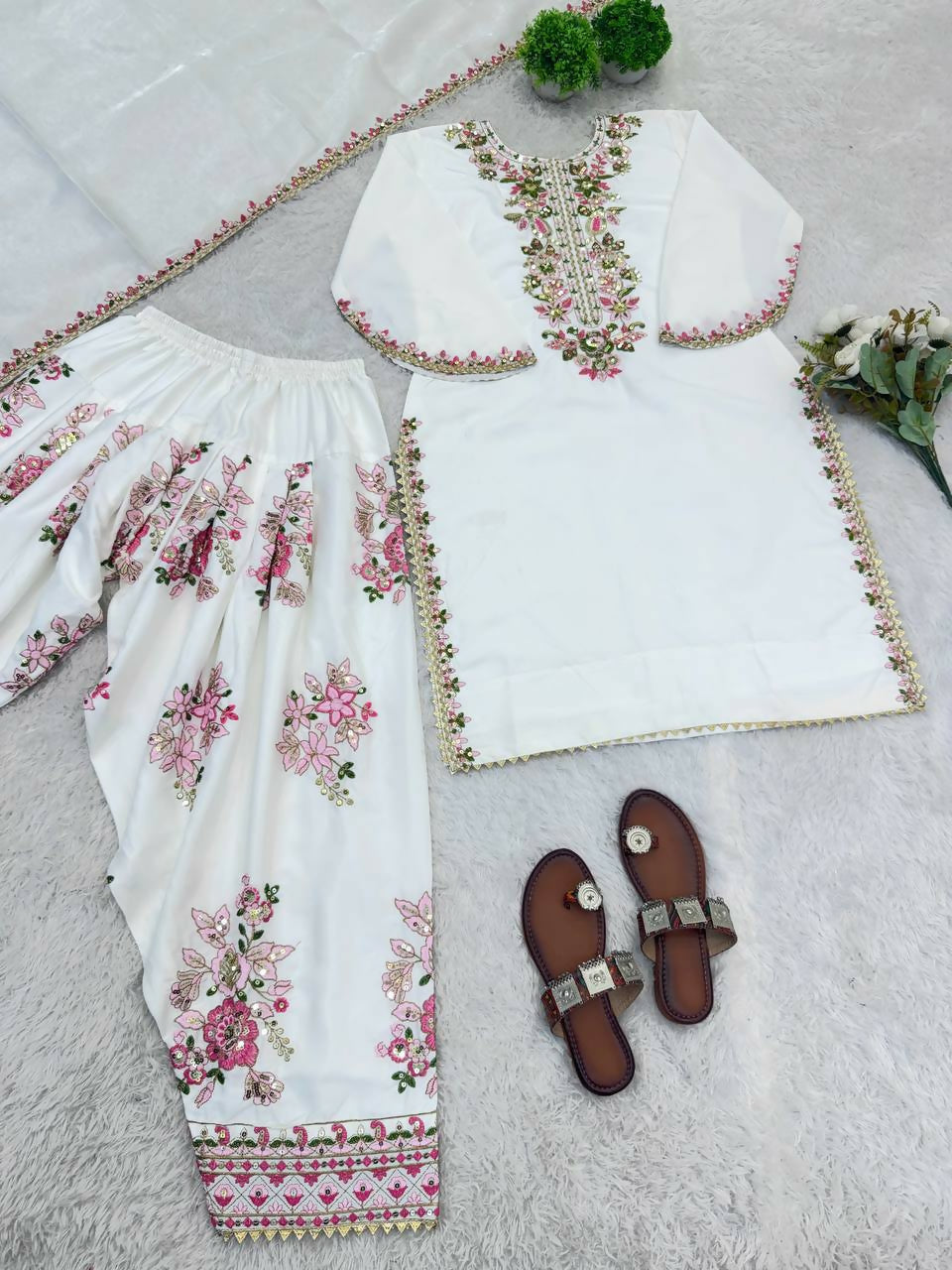 Teeya Creation Womens Trendy Stylish Embroidery Thread Work Cream Kurta Set