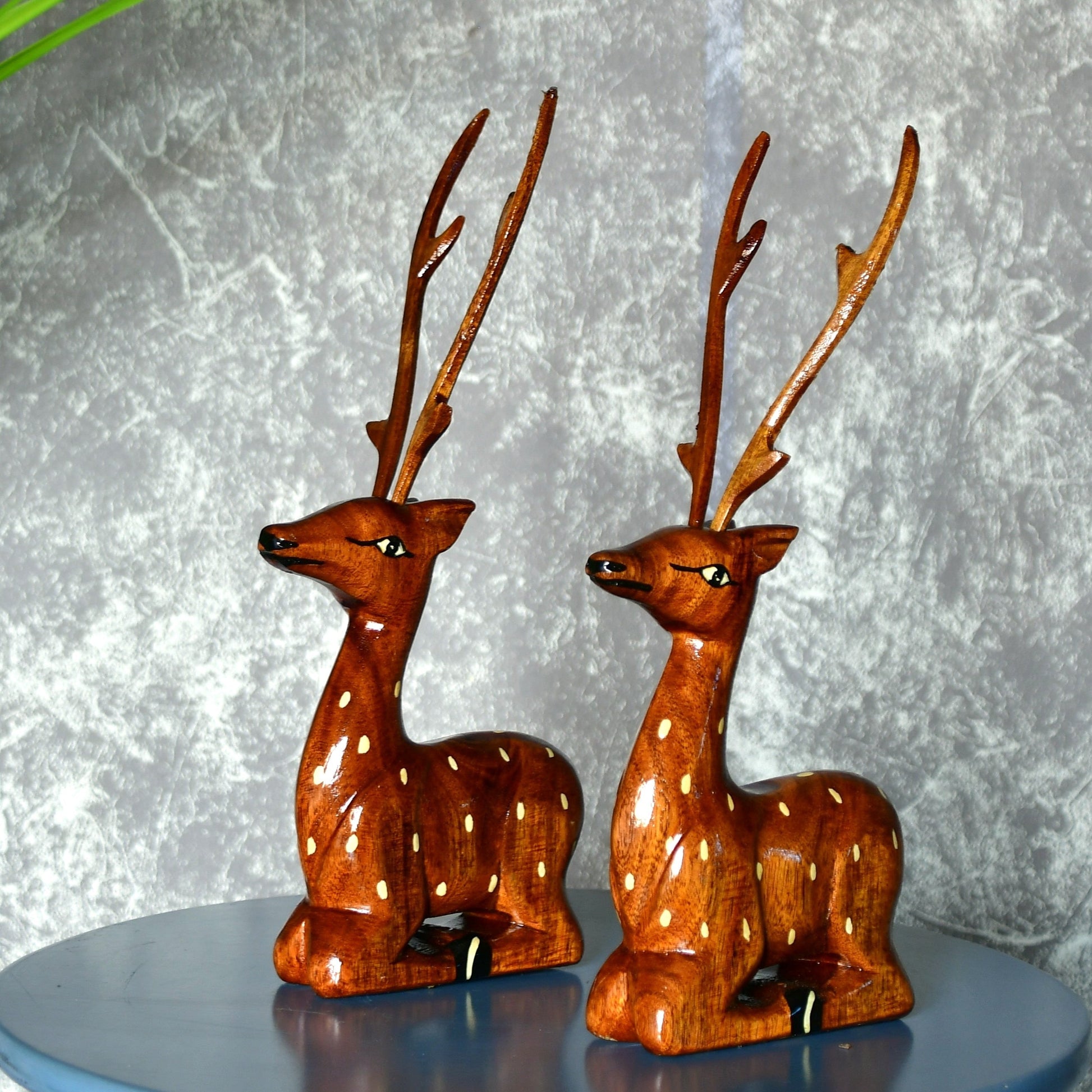 Sowpeace Pair of wooden sitting deer