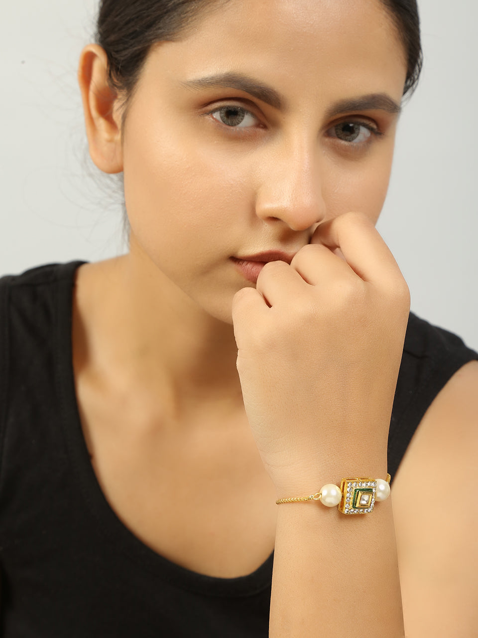 Peryl Women's Handcrafted Kundan Studded Bracelet With Pearls 