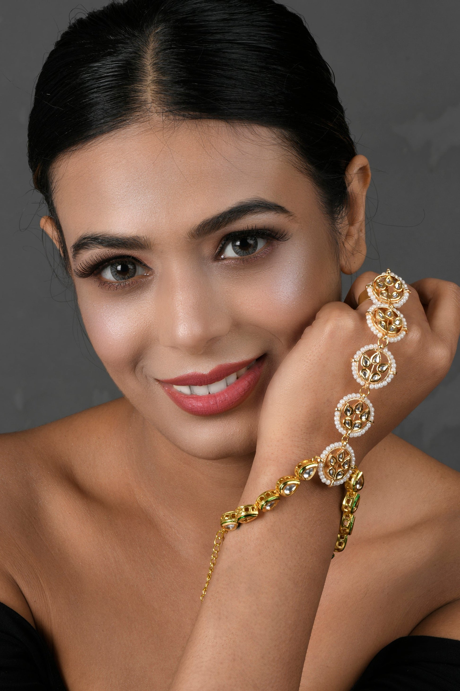 Peryl Women's Gold Tone Kundan Haathphool With Pearls 